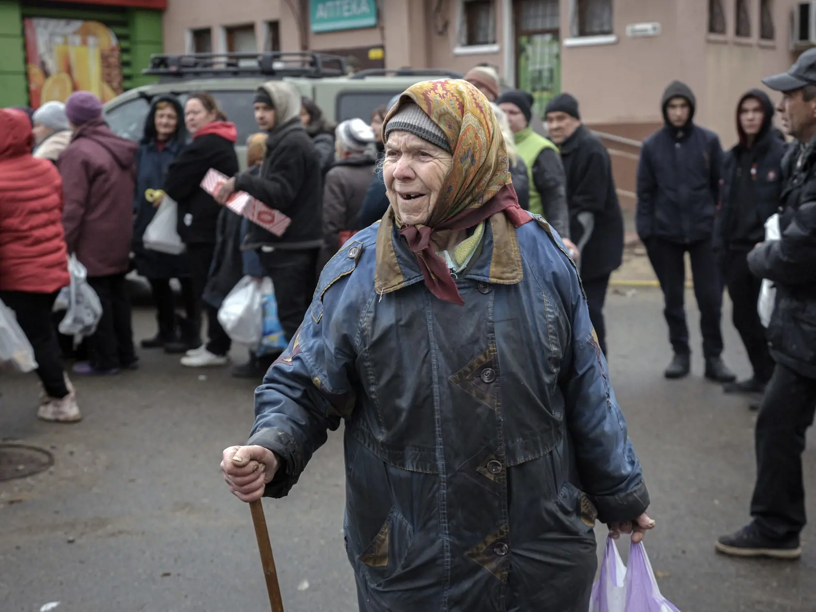 KK50 Buča - Žena drží tašku s jedlom po príchode vojenského konvoja a konvoja vozidiel s humanitárnou a ostatnou pomocou v meste Buča pri Kyjeve počas 38. dňa ruskej invázie na Ukrajinu v sobotu 2. apríla 2022. Ukrajinský minister zahraničných vecí Dmytro Kuleba žiada členské štáty G7, aby v reakcii na vraždenie civilistov v ukrajinskom meste Buča okamžite prijali nové sankcie voči Rusku. Podľa agentúry AFP to Kuleba uviedol vo svojom tweete zverejnenom v nedeľu. "Masakry v Buči boli úmyselné. R