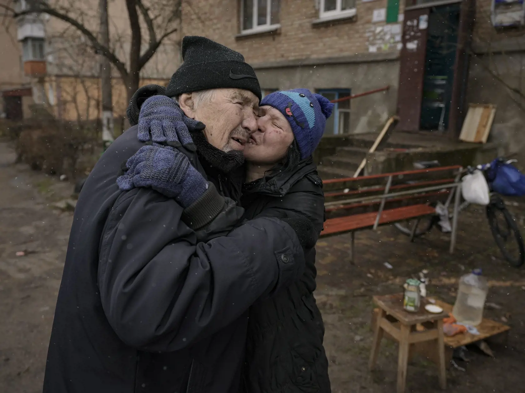 WA 67 Buča - Žena bozkáva muža pri varení na otvorenom ohni pred obytným domom, ktorý nemá elektrinu, vodu ani plyn od začiatku ruskej invázie v ukrajinskom meste Buča v Kyjevskej oblasti počas 39. dňa ruskej invázie na Ukrajinu v nedeľu 3. apríla 2022. FOTO TASR/AP  



A woman kisses a man while cooking on an open fire outside an apartment building which had no electricity, water or gas since the beginning of the Russian invasion in Bucha, Ukraine, Sunday, April 3, 2022. (AP Photo/Vadim Ghirda