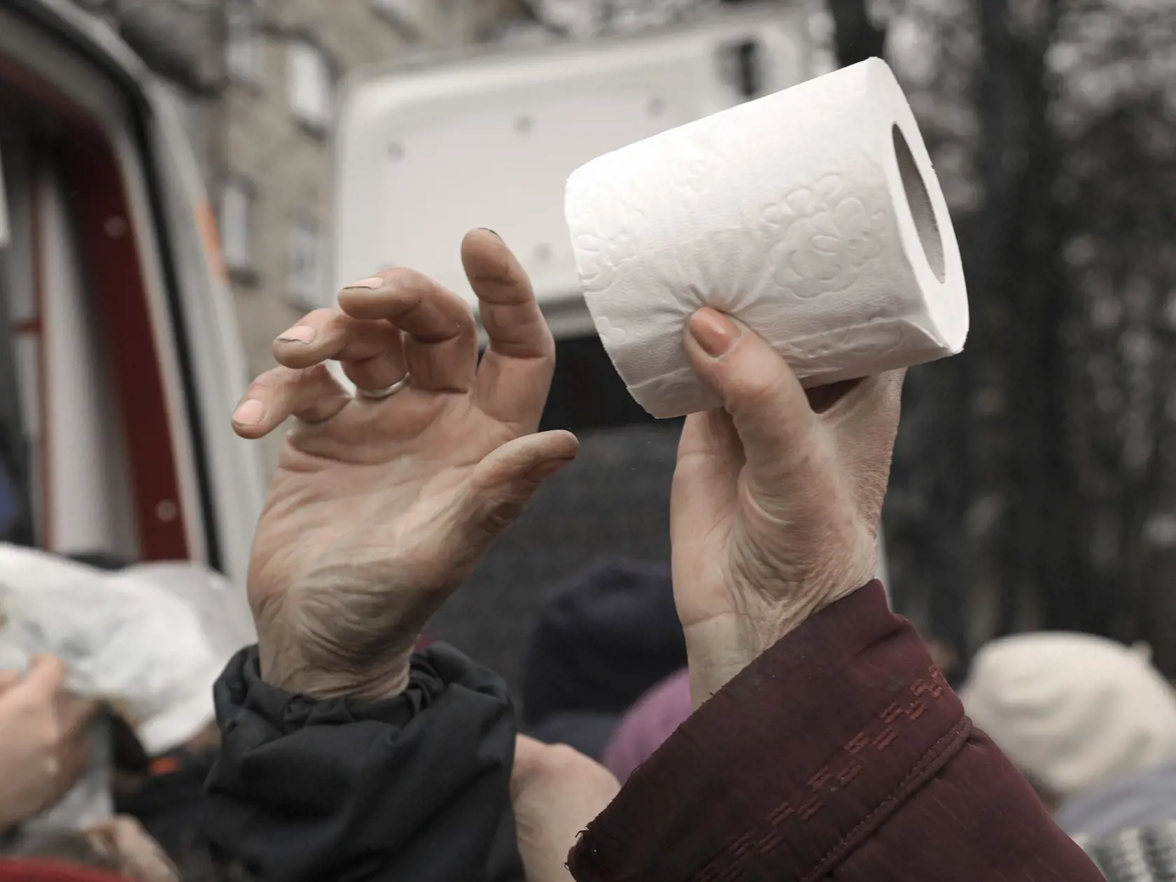 KK48 Buča - Rozdávanie toaletného papiera po príchode vojenského konvoja a konvoja vozidiel s humanitárnou a ostatnou pomocou v meste Buča pri Kyjeve počas 38. dňa ruskej invázie na Ukrajinu v sobotu 2. apríla 2022. Ukrajinský minister zahraničných vecí Dmytro Kuleba žiada členské štáty G7, aby v reakcii na vraždenie civilistov v ukrajinskom meste Buča okamžite prijali nové sankcie voči Rusku. Podľa agentúry AFP to Kuleba uviedol vo svojom tweete zverejnenom v nedeľu. "Masakry v Buči boli úmysel