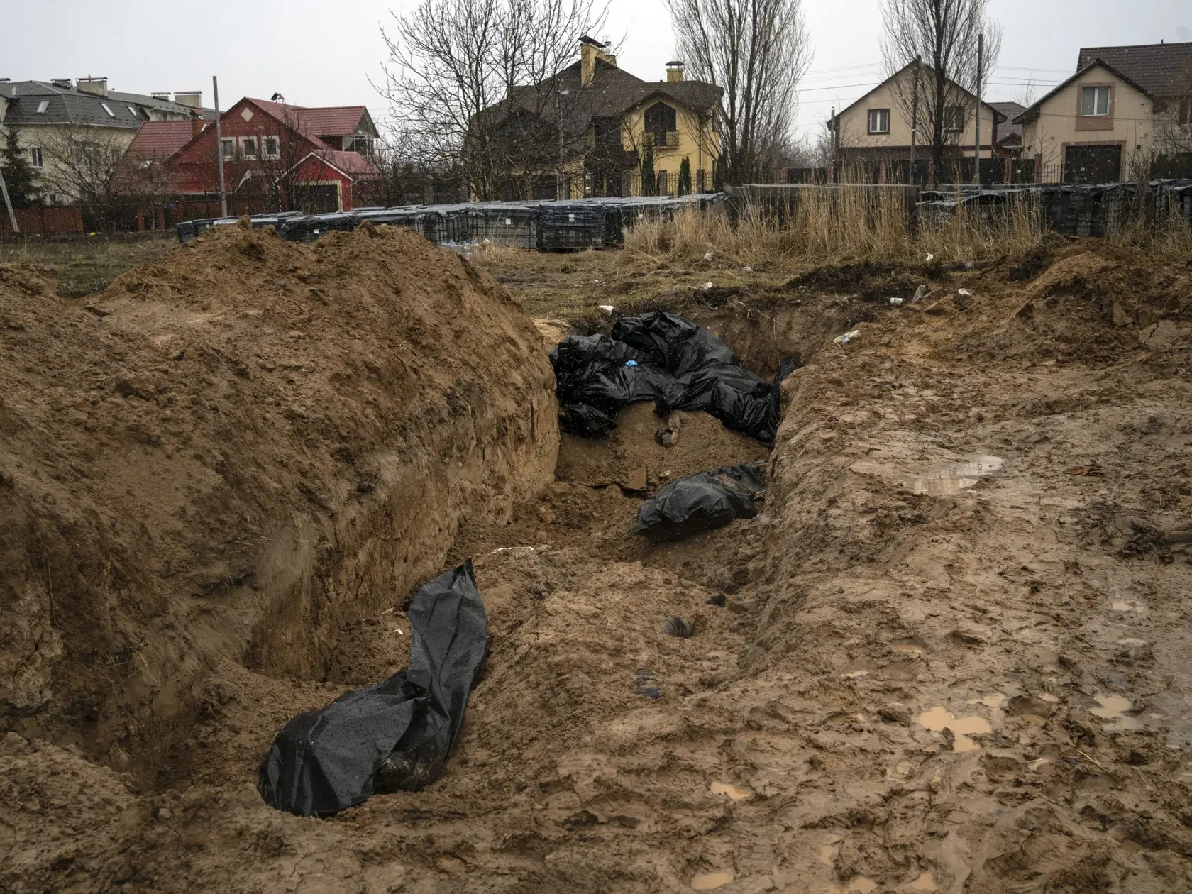 Ukrajinskí záchranári objavili za kostolom v centre mesta Buča asi 17-metrový zákop, v ktorom našli 57 tiel. Niektoré z nich boli v čiernych plastových vreciach, zatiaľ čo ostatné boli v civilnom odeve.