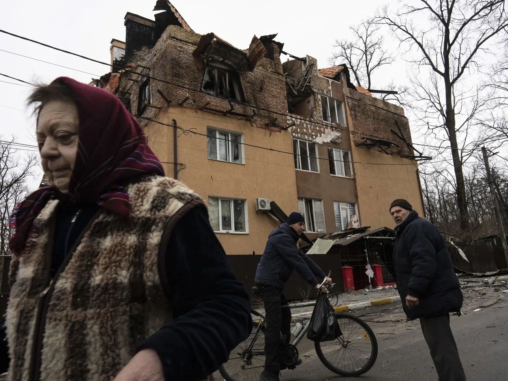 KK67 Irpiň - Na snímke ľudia kráčajú a rozprávajú sa na ulici počas 38. dňa ruskej invázie na Ukrajinu v sobotu 2. apríla 2022 v ukrajinskom Irpine. Ukrajinský minister zahraničných vecí Dmytro Kuleba žiada členské štáty G7, aby v reakcii na vraždenie civilistov v ukrajinskom meste Buča okamžite prijali nové sankcie voči Rusku. Podľa agentúry AFP to Kuleba uviedol vo svojom tweete zverejnenom v nedeľu. "Masakry v Buči boli úmyselné. Rusi sa snažia zlikvidovať čo najviac Ukrajincov. Musíme ich (v