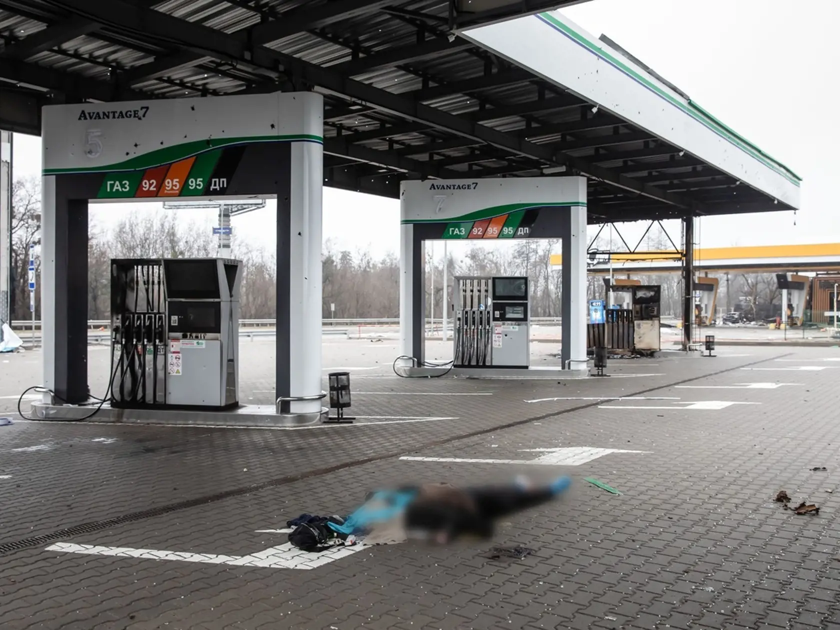 Ukrajinské jednotky našli po odchode ruských jednotiek z Buče masový hrob, kde bolo pochovaných takmer 300 ľudí, a pozdĺž ulíc ležali ďalšie desiatky mŕtvol.