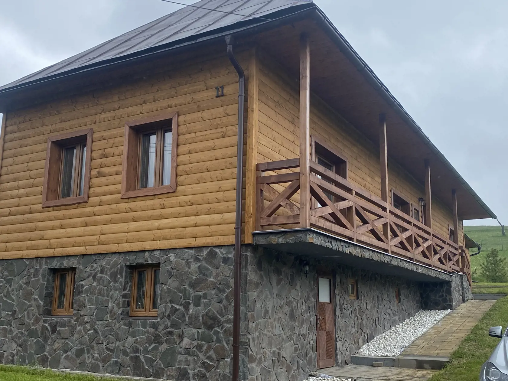 Rodný dom Mikuláša Černáka. Na základe svojho návrhu ho dal obnoviť.  V strede domu z bočnej strany sa vchádza do malej vstupnej chodbičky, na stene visí olejomaľba a na nej je zobrazený domáci pán s ťažnými koňmi v lese. Oproti vstupným dverám je kuchynka, vľavo obývacia izba. Tá je zariadená veľkou koženou sedačkou, na stene visí televízor s plochou obrazovkou. Je zariadená vkusne, roh izby zdobí vitrína v historizujúcom štýle. V tejto  časti si však domáci chránia súkromie.