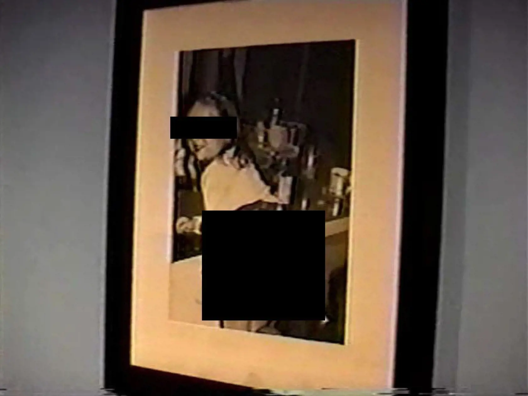Fotografie z razie, ktorá prebehla v roku 2005 v Epsteinovom luxusnom sídle. Fotografie neplnoletých dievčat mal zavesené na stenách.