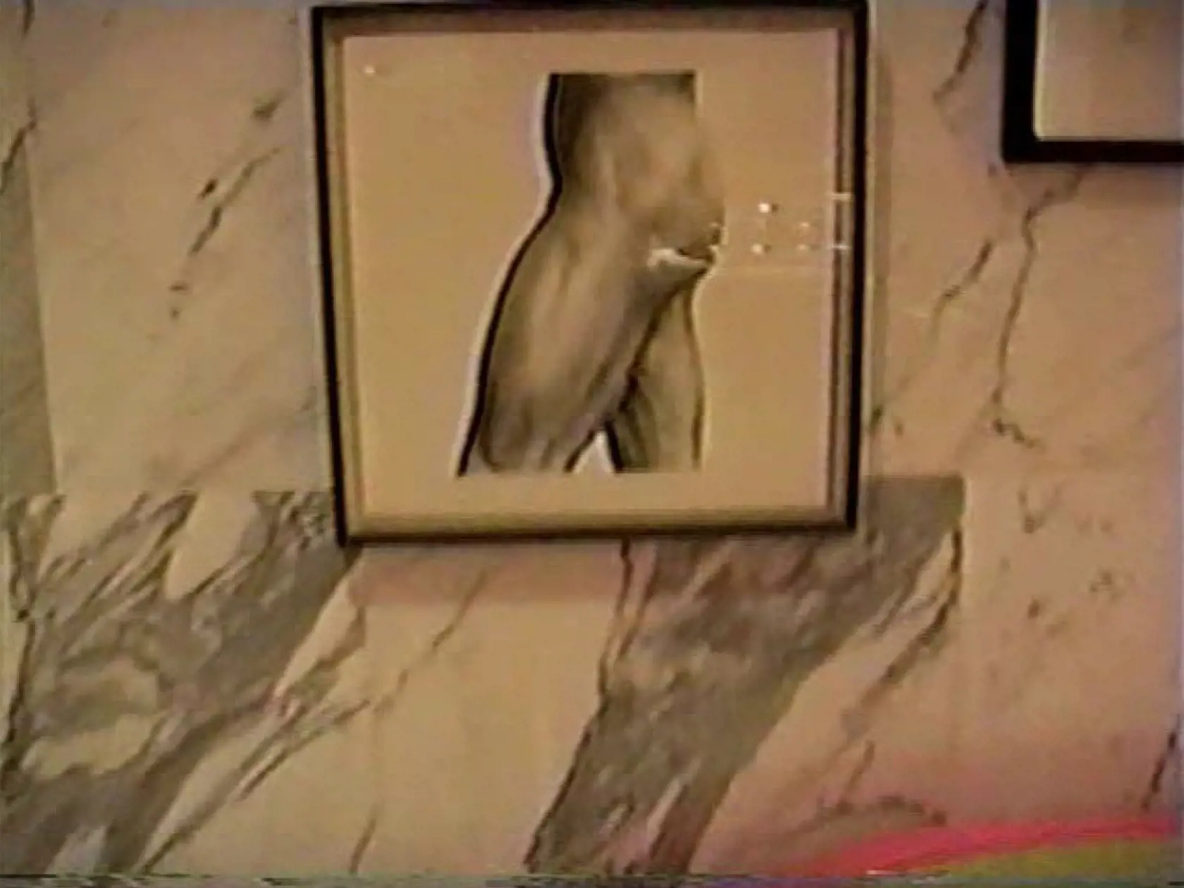 Fotografie nahých tiel mal zavesené na stenách.