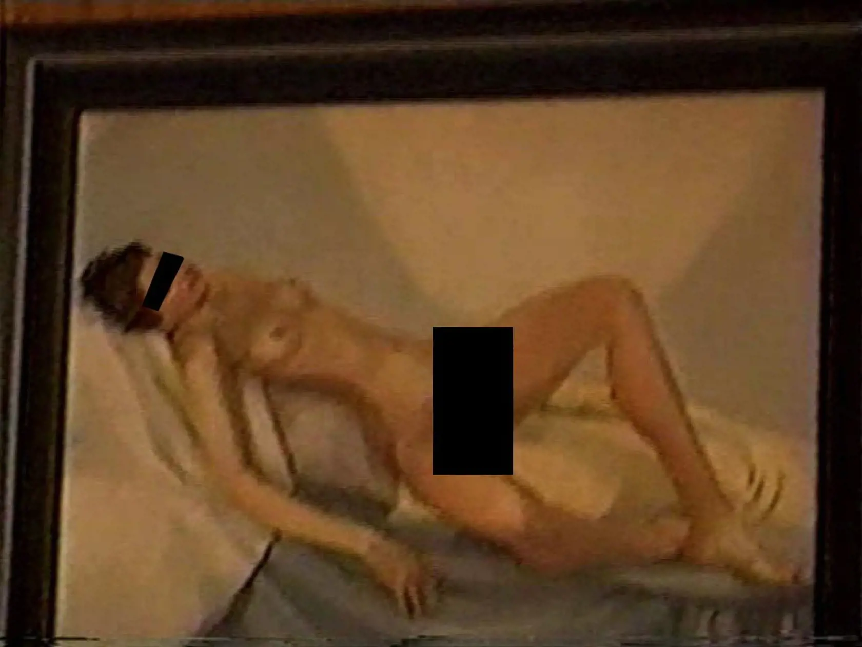 Svoje obete si Epstein veľmi rád fotografoval. Dokonca si mal písať aj svoj denník, ktorý je práve teraz v rukách americkej FBI.