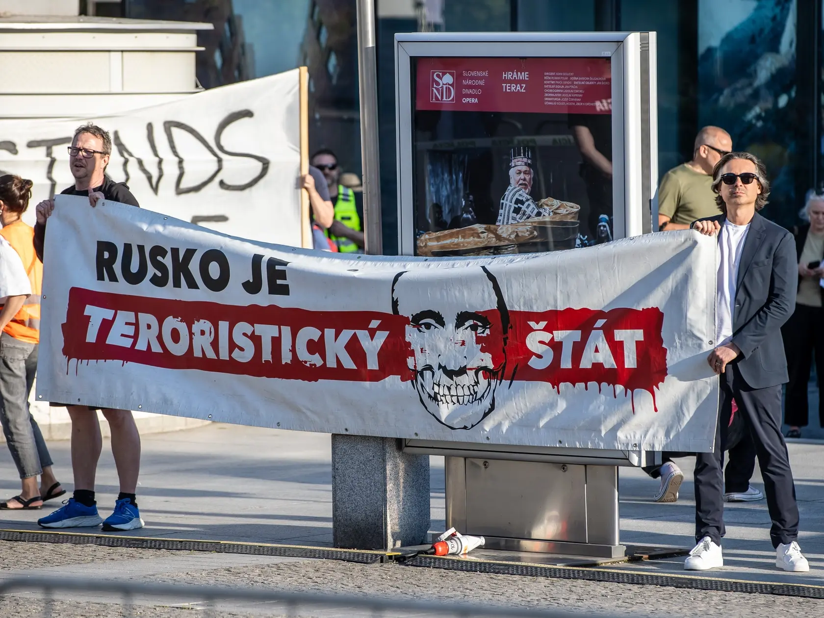 Na snímke vpravo Matej Drlička, počas protestu pred novou budovou Slovenského národného divadla, kde vystupuje ruská operná speváčka Anna Netrebko.