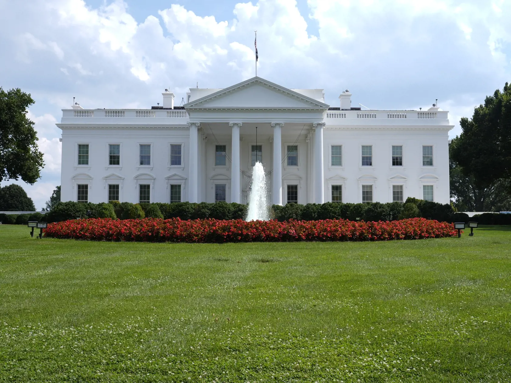 KK5 Washington - Na snímke Biely dom vo Washingtone v nedeľu 21. júla 2024.  Americký prezident Joe Biden v nedeľu oznámil, že stiahne svoju kandidatúru na post prezidenta USA a nebude sa uchádzať o znovuzvolenie. FOTO TASR/AP
A view of the White House is seen in Washington, Sunday, July 21, 2024. President Joe Biden dropped out of the 2024 race for the White House on Sunday ending his bid for reelection following a disastrous debate with Donald Trump that raised doubts about his fitness for off