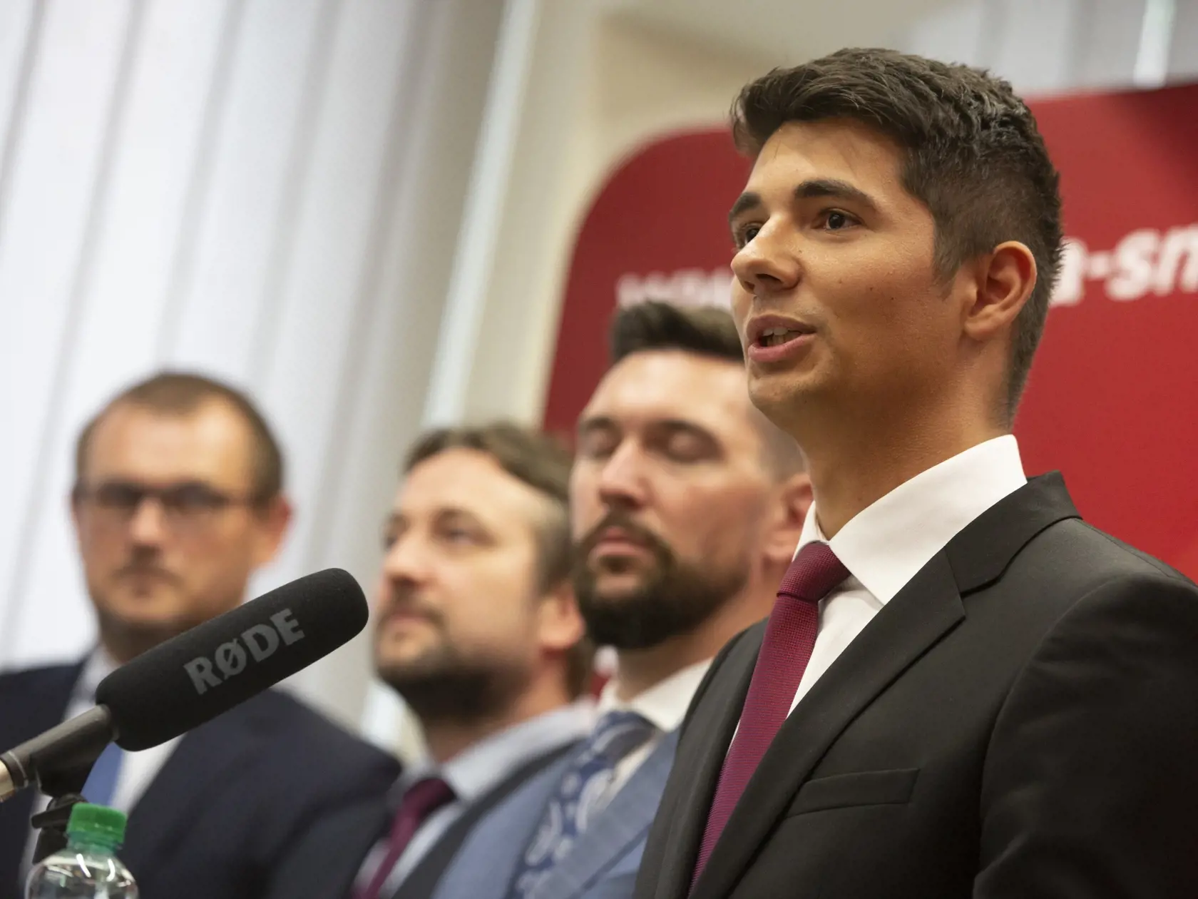 Pracovný snem strany SMER-SD na Súmračnej ulici v BA
Na obr: predsedníctvo Smer-SD
Marián Saloň, Richard Takáč, Róbert Fico, Erik Kaliňák, Ladislav Kamenický, Juraj Blanár