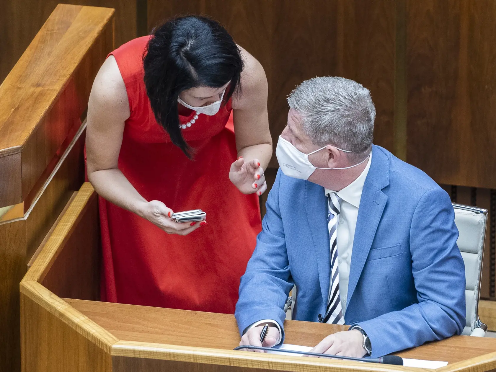 Na snímke zľava oslankyňna NRSR Jana Bittó Cigániková (SaS) a minister zdravotníctva SR Vladimír Lengvarský (nominant OĽaNO)