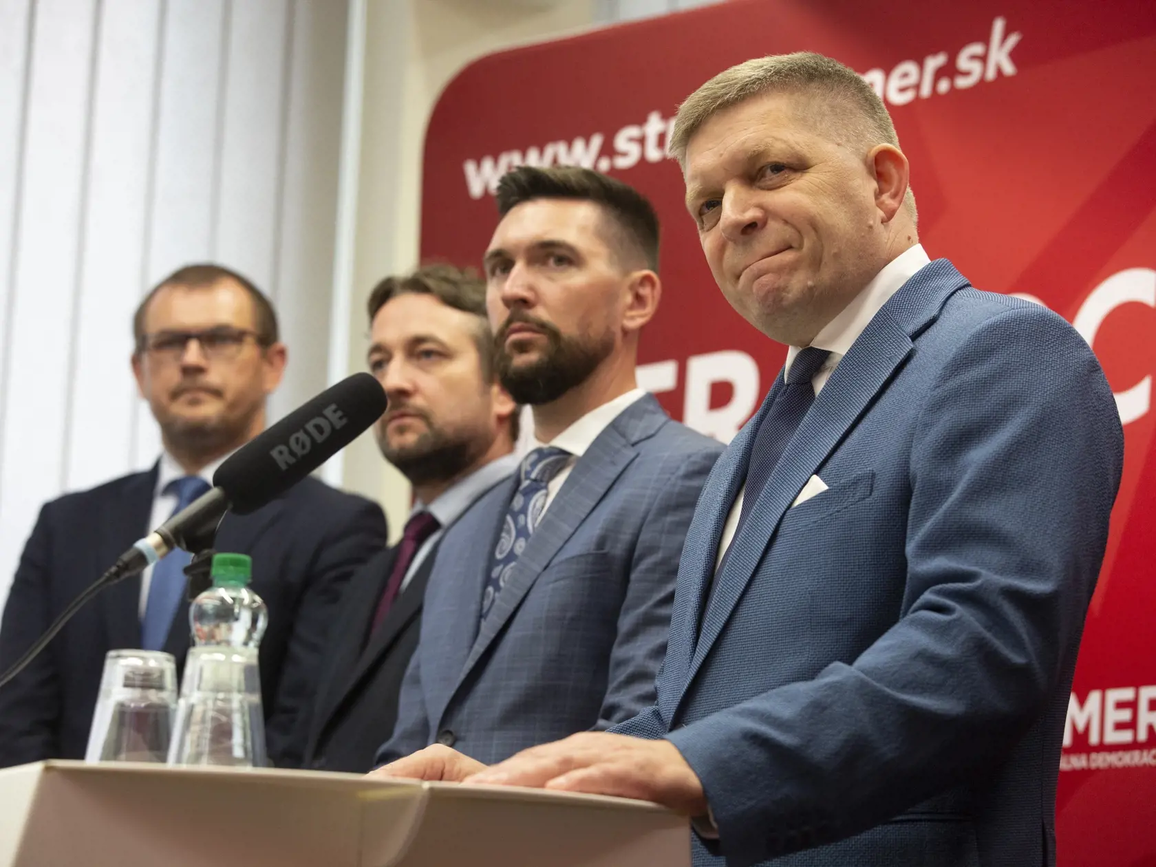 Pracovný snem strany SMER-SD na Súmračnej ulici v BA
Na obr: predsedníctvo Smer-SD
Pracovný snem strany SMER-SD na Súmračnej ulici v BA