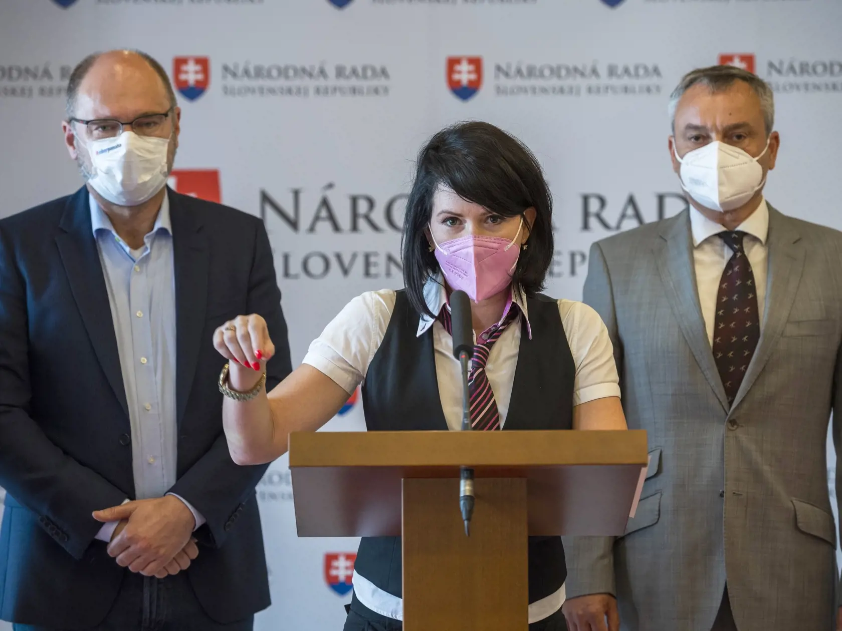 Na snímke zľava predseda SaS, minister hospodárstva SR a prvý podpredseda vlády pre ekonomiku SR Richard Sulík, predsedníčka Výboru NR SR pre zdravotníctvo Jana Bittó Cigániková (SaS) a poslanec NR SR Radovan Sloboda (SaS)