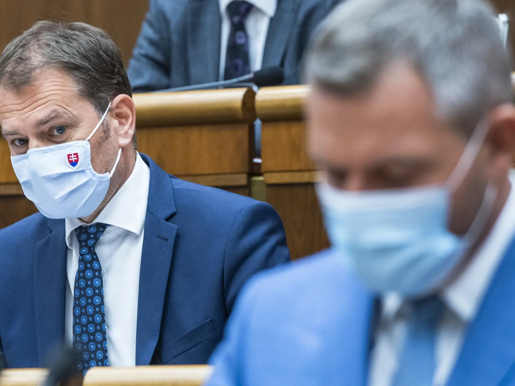 Na snímke zľava podpredseda vlády a minister financií SR Igor Matovič (OĽaNO) a poslanec NRSR Peter Pellegrini (nezaradený) počas rokovania mimoriadnej 34. schôdze NRSR v Bratislave 30. júna 2021.