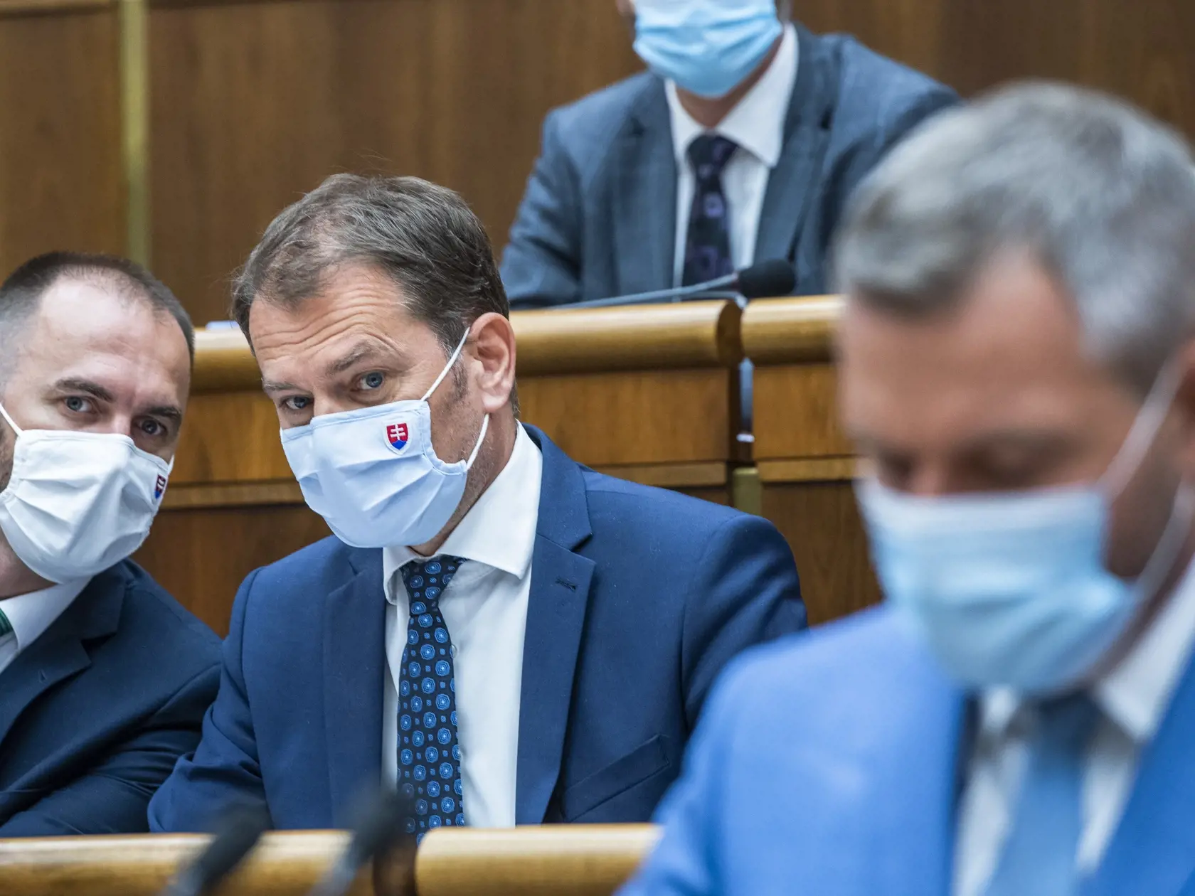Na snímke zľava predseda poslaneckého klubu a poslanec NRSR za OĽaNO Michal Šipoš, podpredseda vlády a minister financií SR Igor Matovič (OĽaNO) a poslanec NRSR Peter Pellegrini (nezaradený) počas rokovania mimoriadnej 34. schôdze NRSR v Bratislave 30. júna 2021.