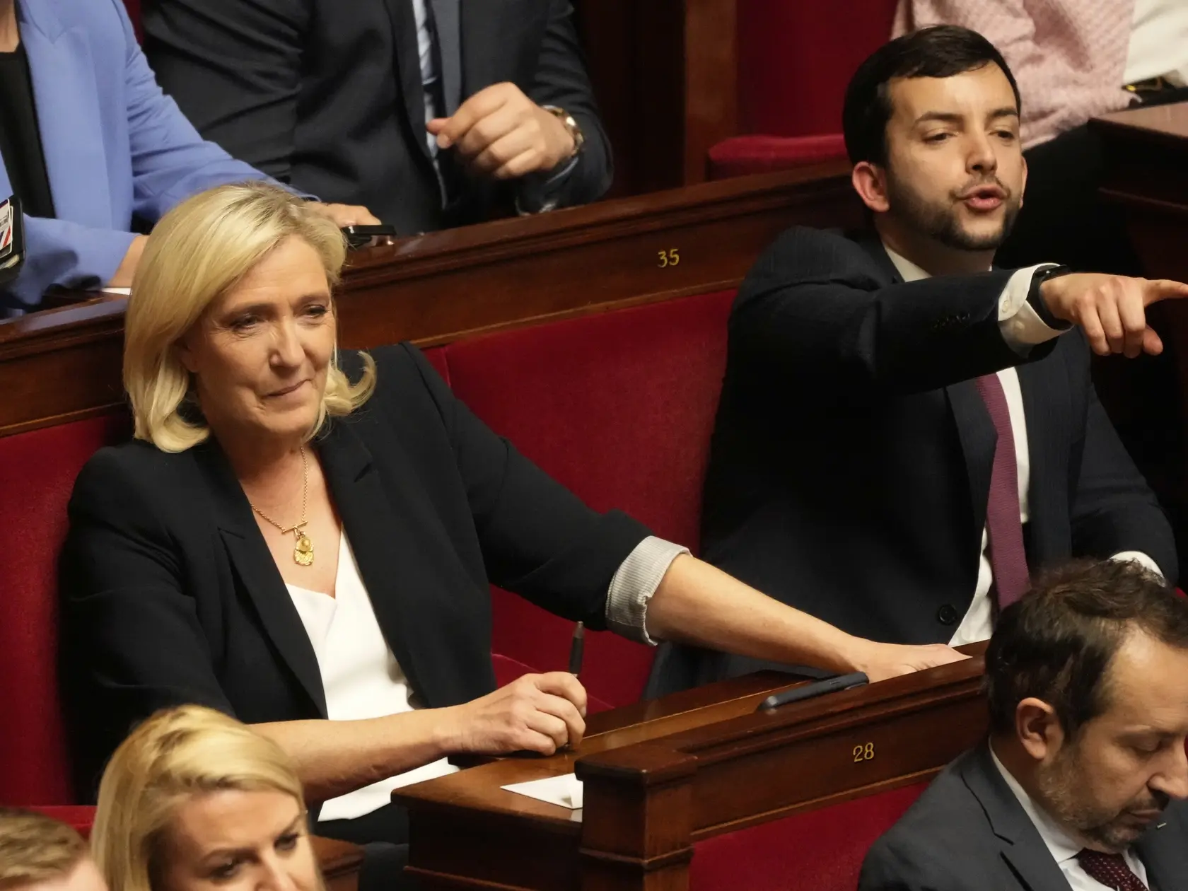 Líderka krajne pravicového Národného združenia (RN) Marine Le Penová (vľavo) sedí počas zasadnutia Národného zhromaždenia v Paríži 1. apríla 2025. Súd v Paríži v pondelok uznal Le Penovú za vinnú zo sprenevery finančných prostriedkov Európskeho parlamentu (EP). S okamžitou platnosťou jej zakázal uchádzať sa o verejné funkcie. Tento zákaz potrvá päť rokov. Zároveň ju za spreneveru odsúdili na štyri roky odňatia slobody: počas dvoch rokov bude jej trest podmienečný, ďalšie dva roky má mať elektronický náramok. Rozhodnutie súdu Le Penovej znemožní kandidovať v prezidentských voľbách v roku 2027, ak sa pred ich konaním proti svojmu rozsudku úspešne neodvolá.