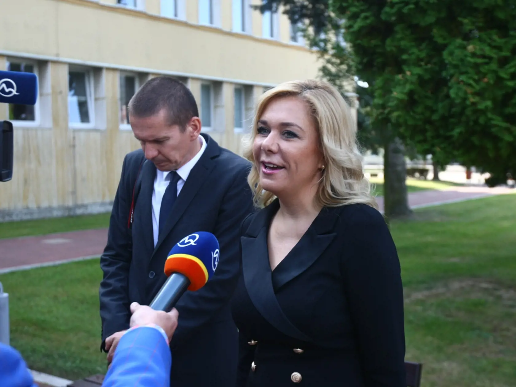 Ministerka Denisa Saková odpovedá na novinárske otázky s úsmevom. 