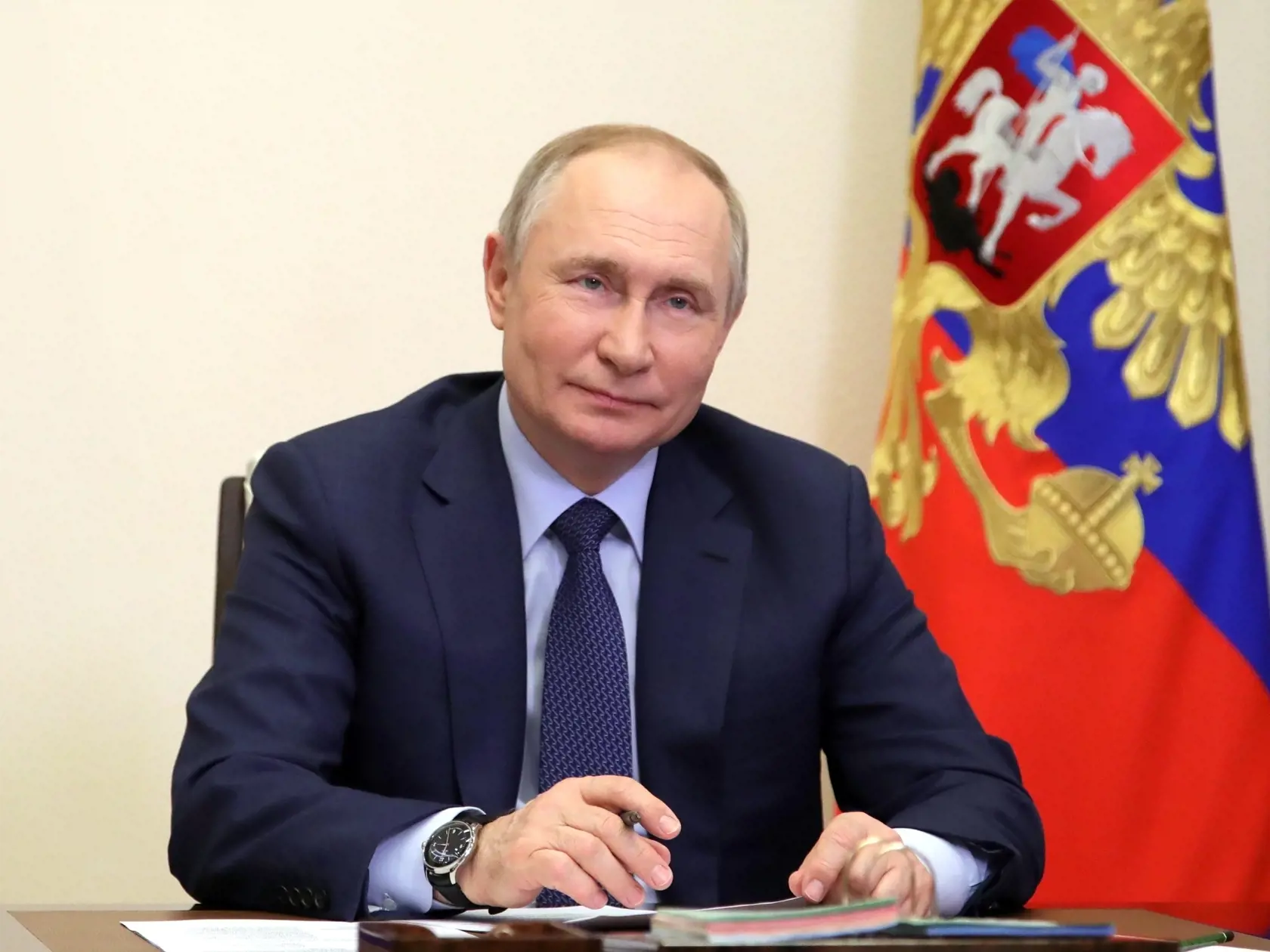 KK32 archív Moskva - Na archívnej snímke z 25. marca 2022 ruský prezident Vladimir Putin v Moskve. Zahraničné spoločnosti musia pochopiť, že "ekonomická vojna" proti Rusku zmenila situáciu. To znamená, že musia nakupovať ruble a platiť za plyn v ruskej mene, keďže sa Moskva snaží ochrániť pred sankciami. Vyhlásil to v utorok hovorca Kremľa Dmitrij Peskov. FOTO TASR/AP
FILE - Russian President Vladimir Putin attends a meeting with young award-winning culture professionals via videoconference in M