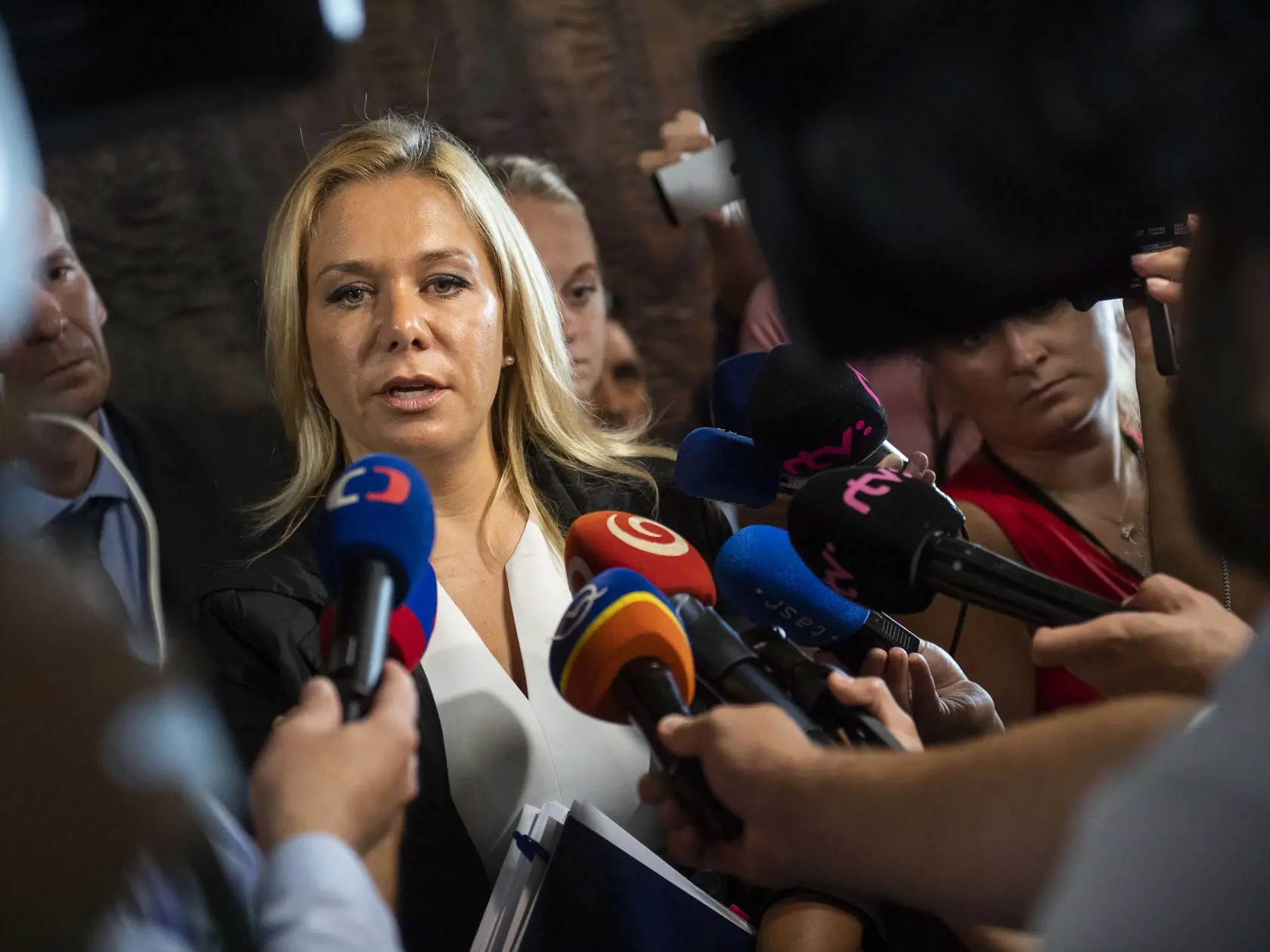 Na snímke ministerka vnútra SR Denisa Saková v rozhovore s médiami po rokovaní Výboru NR SR pre obranu a bezpečnosť v Bratislave 9. augusta 2018. Jediným bodom rokovania bolo objasnenie medializovaných informácií o únose občana VSR.