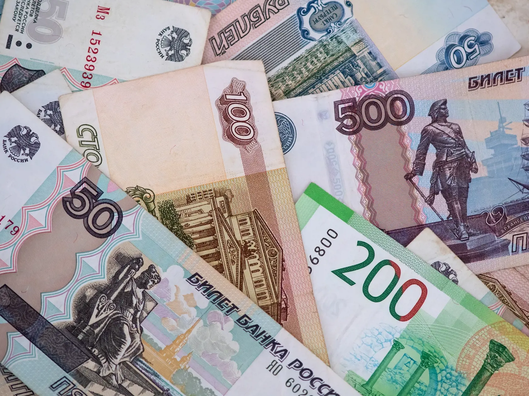 WA 27 archív Mníchov - Na archívnej snímke z 28. februára 2022 rubľové bankovky sú na stole v Mníchove. Rusko nebude požadovať, aby odberatelia už v týchto dňoch platili za dodávky plynu v rubľoch. Uviedol to v stredu 30. marca 2022 hovorca Kremľa Dmitrij Peskov s tým, že proces zmeny platby na ruble bude postupný.  Na otázku médií, či sa s platbami v rubľoch vo štvrtok 31. marca začne, však Peskov uviedol, že "určite nie". Dodal, že platby a dodávky sú časovo náročné. "Z technologického hľadisk