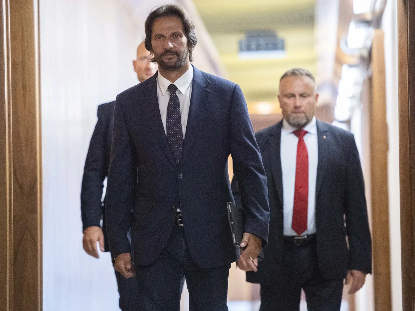 Bývalý minister vnútra SR, poslanec NR SR Robert Kaliòák (Smer-SD) prichádza na rokovanie Výboru NR SR pre obranu a bezpečnosť v Bratislave 9. augusta 2018. Jediným bodom rokovania bolo objasnenie medializovaných informácií o únose občana VSR.