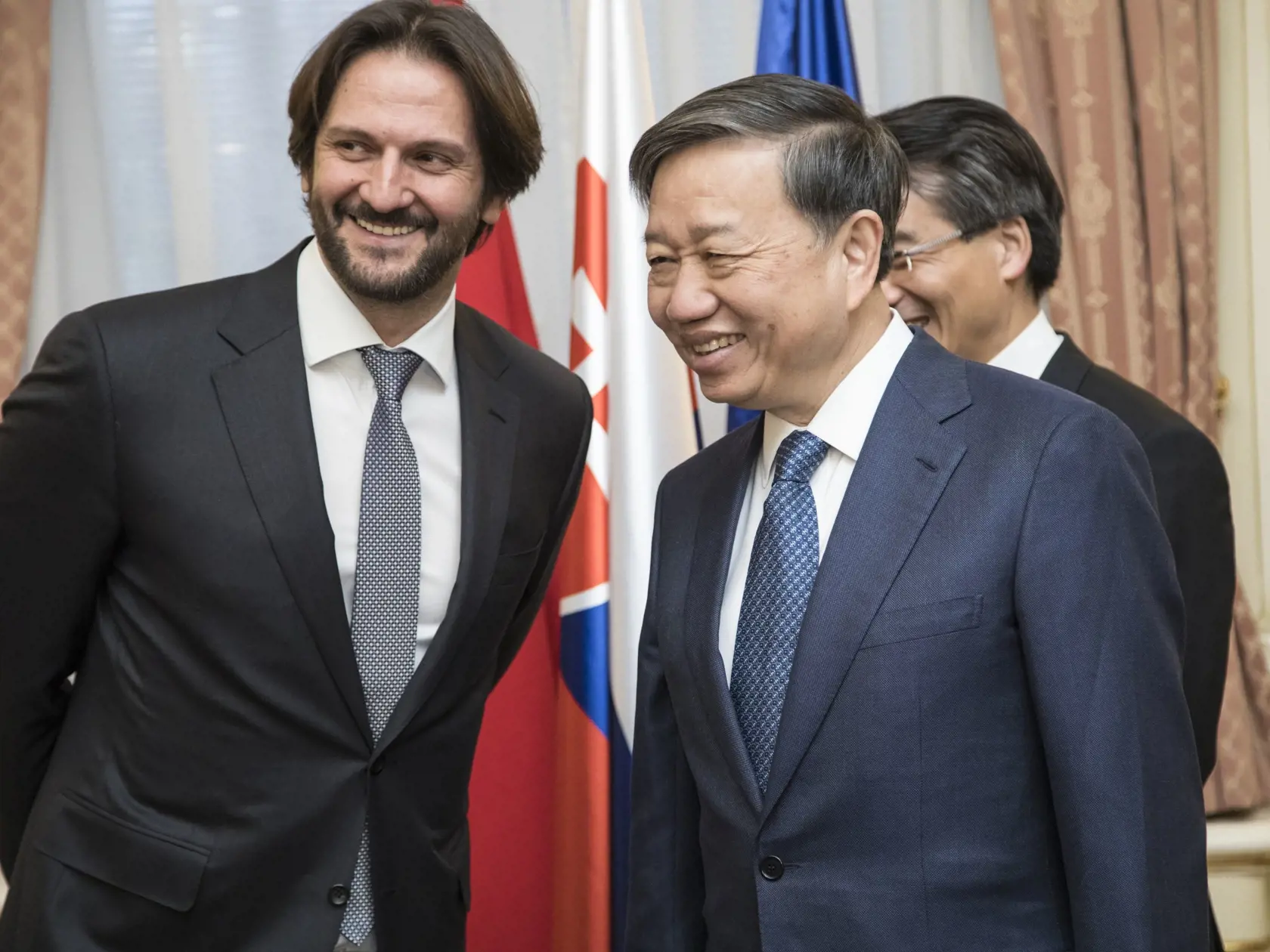 Marec 2017: Vietnamský minister prišiel na návštevu Slovenska, kde sa mu veľmi intenzívne venoval Robert Kaliňák.