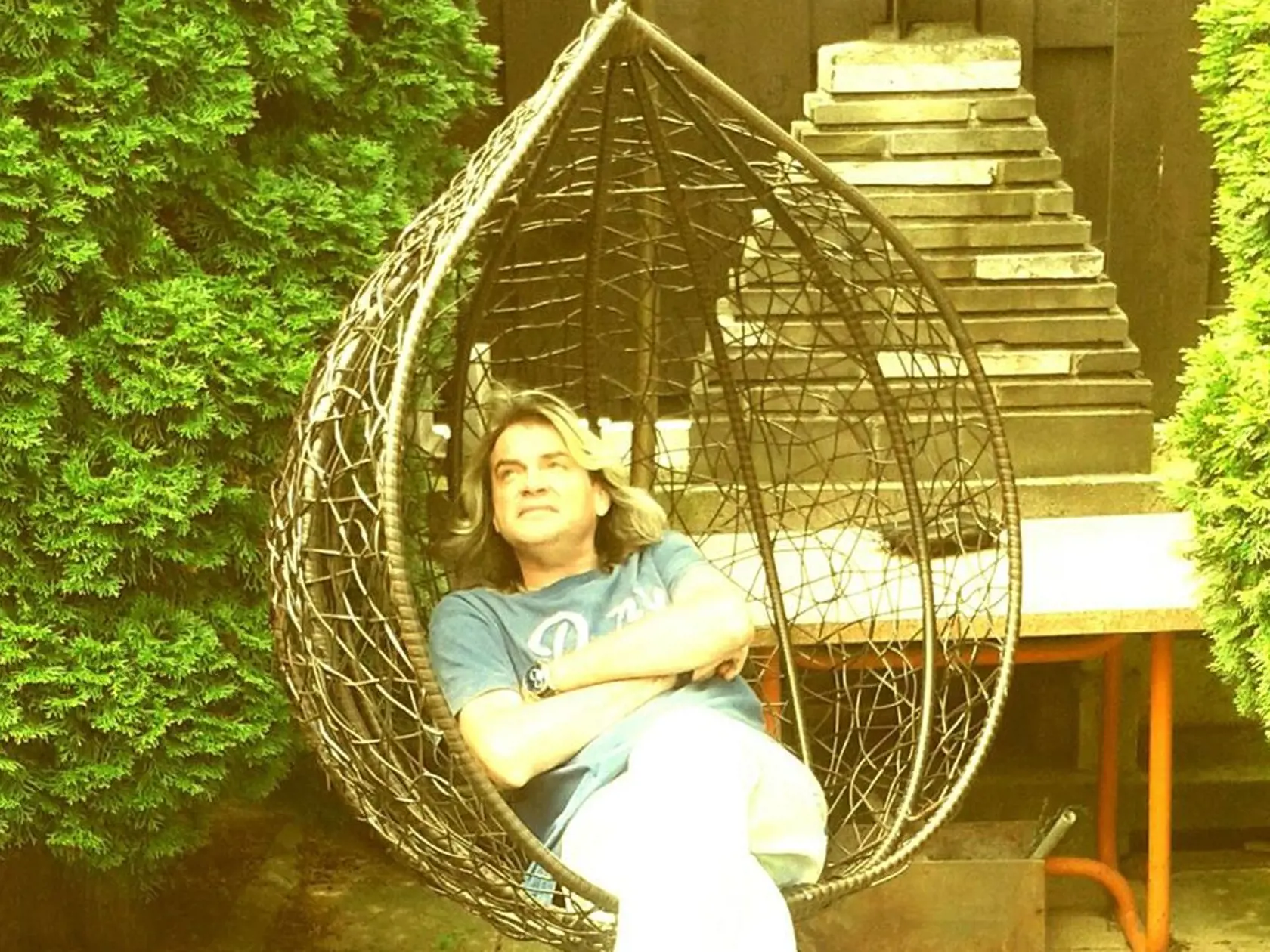 Braňo Mojsej relaxuje v záhrade. Tento rok bude jeho leto hlavne pracovné.