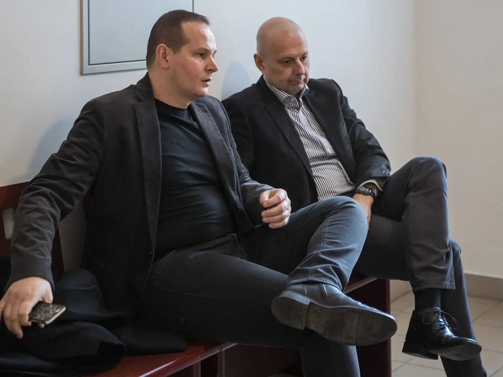 Šieste pojednávanie na Špecializovanom trestnom súde v Pezinku vo veci vraždy investigatívneho novinára Jána Kuciaka a jeho snúbenice Martiny Kušnírovej. Na snímke zľava je Štefan Mlynarčík a Miroslav Kriak, ktorí sú predvolaný ako svedkovia.