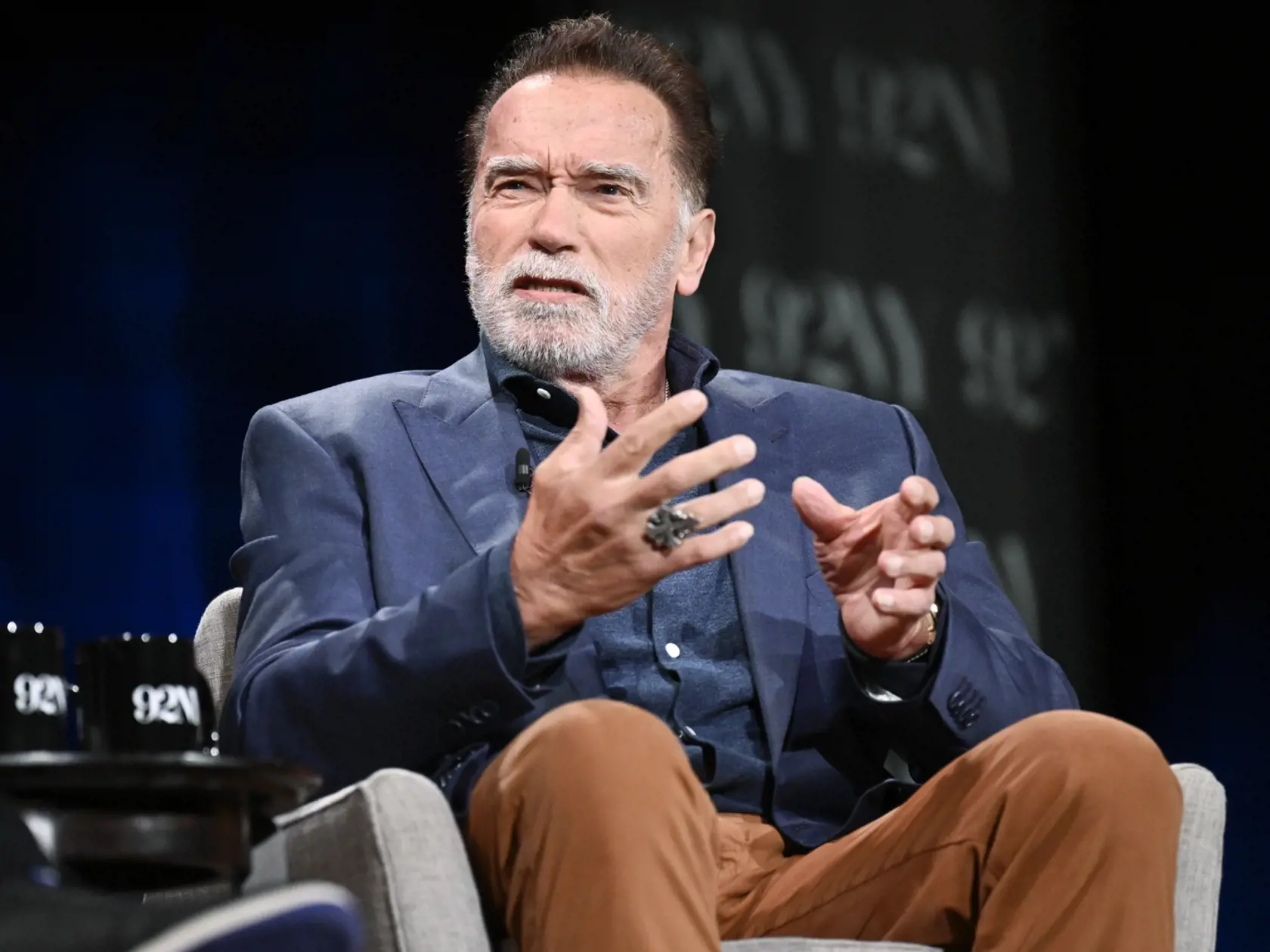 Na snímke rakúsko-americký herec, filmový producent, filantrop, politik a bývalý profesionálny kulturista Arnold Schwarzenegger diskutuje o svojej knihe Be Useful: Seven Tools for Life (Buďte užitoční: Sedem zásad pre život) v kultúrnom komunitnom centre  92nd Street Y v noci na 10. októbra 2023 v New Yorku.