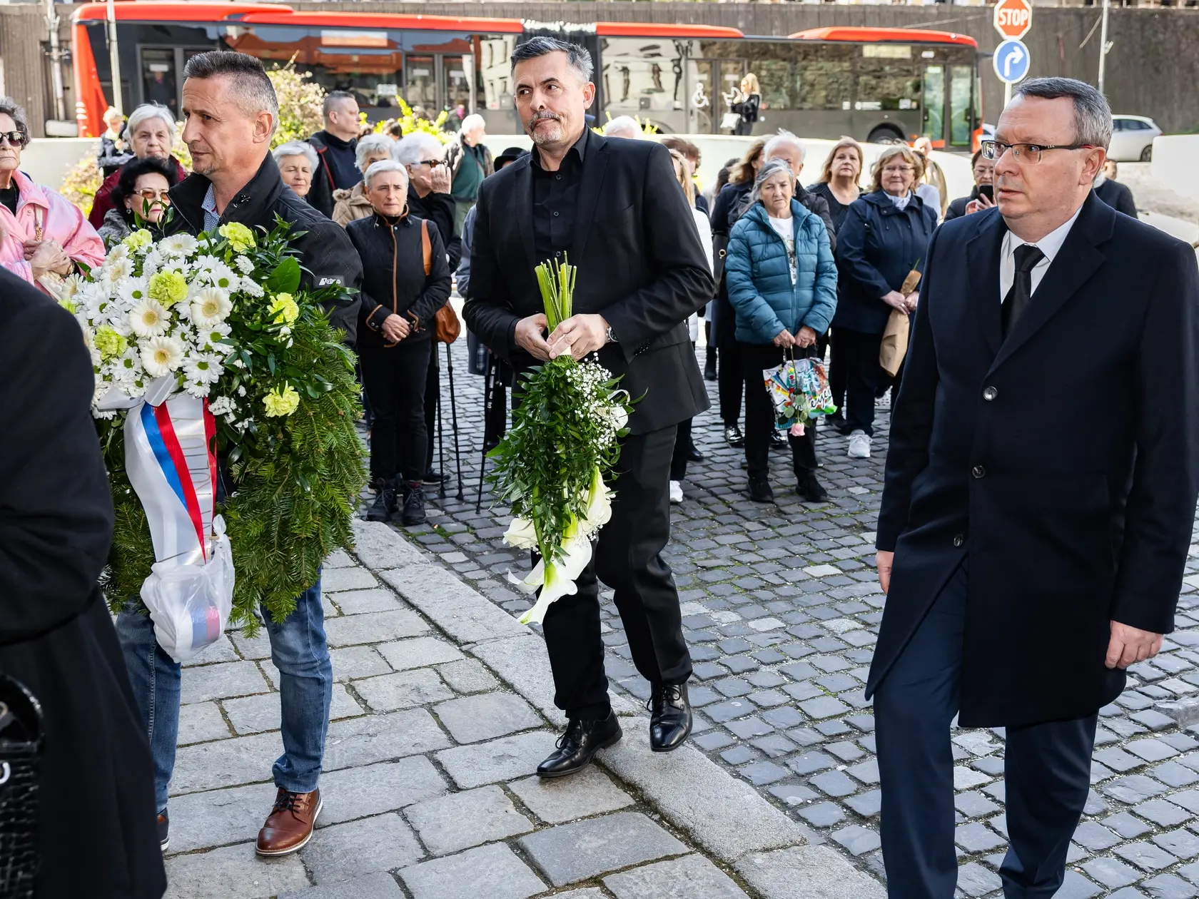 Posledná rozlúčka s hercom Štefanom Kvietikom za účasti rodiny aj verejnosti v Katedrále sv. Martina v Bratislave. Na snímke Lukáš Machala a Marián Turner. 