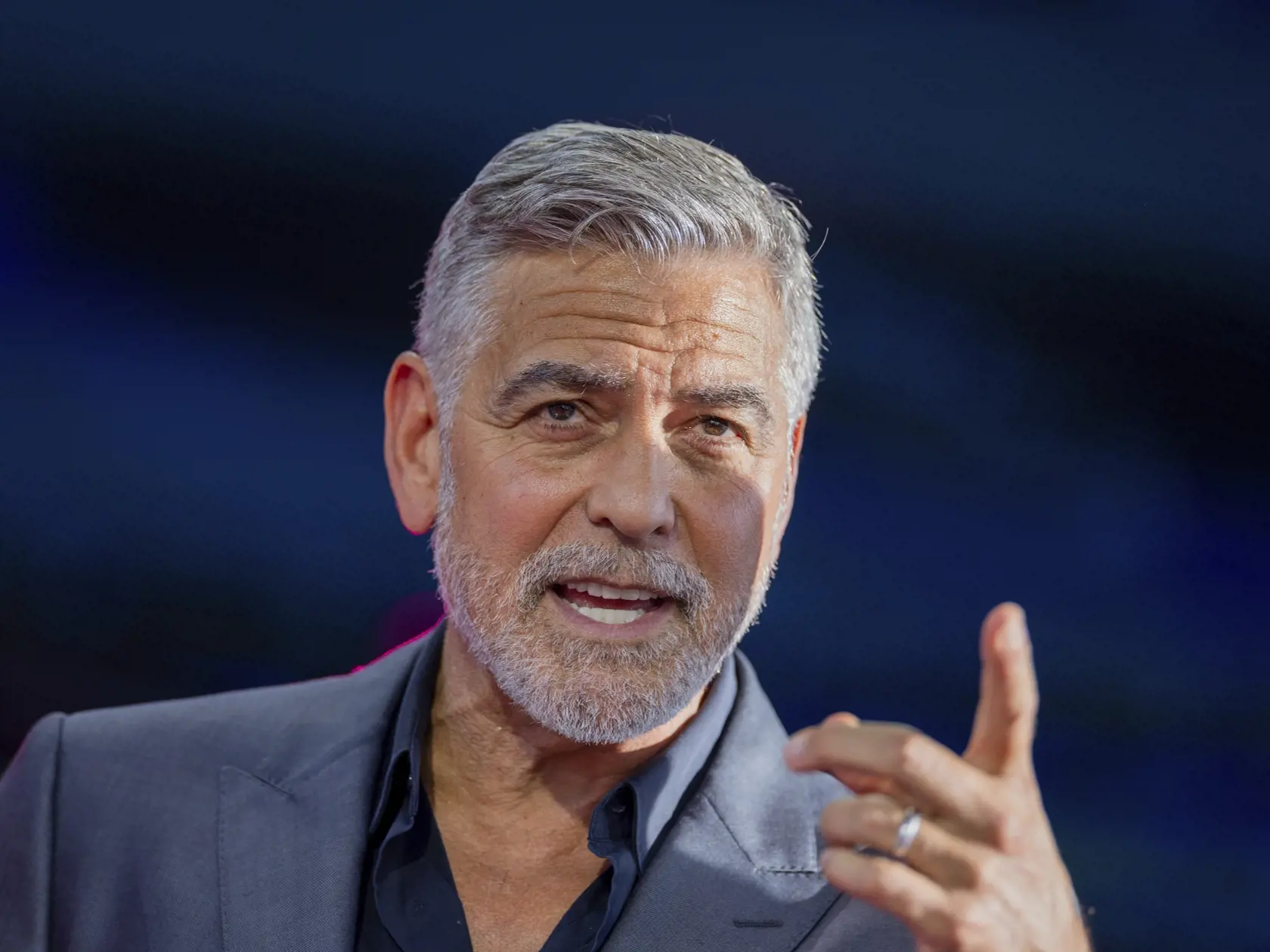 Na snímke americký herec George Clooney reční na digitálnom kongrese Digital X v Media Parku v Kolíne nad Rýnom v stredu 20. septembra 2023.