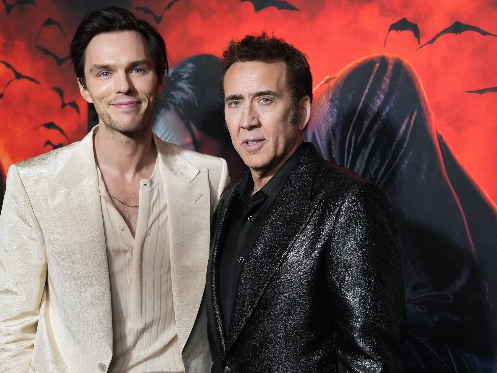 Na snímke sprava americký herec Nicolas Cage (Gróf Dracula) a britský Nicolas Hoult(sluha grófa Graculu) prichádzajú na premiéru amerického hororového komediálneho filmu Renfield v Múzeu moderného umenia v New Yorku v noci na 29. marca 2023.