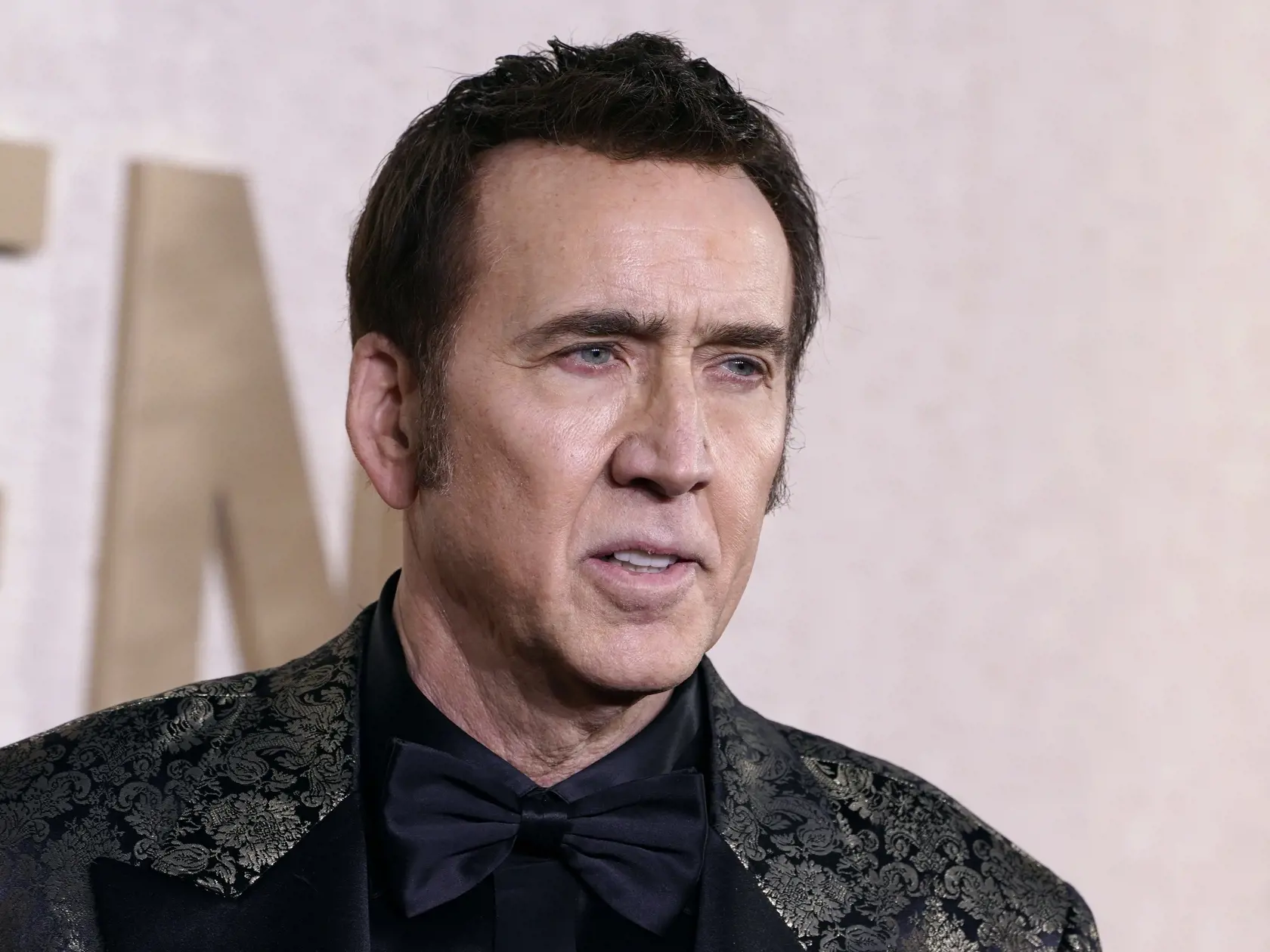 Na snímke americký herec Nicolas Cage prichádza na 81. ročník odovzdávania Zlatých glóbusov, ktoré sú považované za najdôležitejšie americké filmové a televízne ceny po Oscaroch v hoteli Beverly Hilton v americkom Los Angeles v noci na pondelok 8. januára 2024.