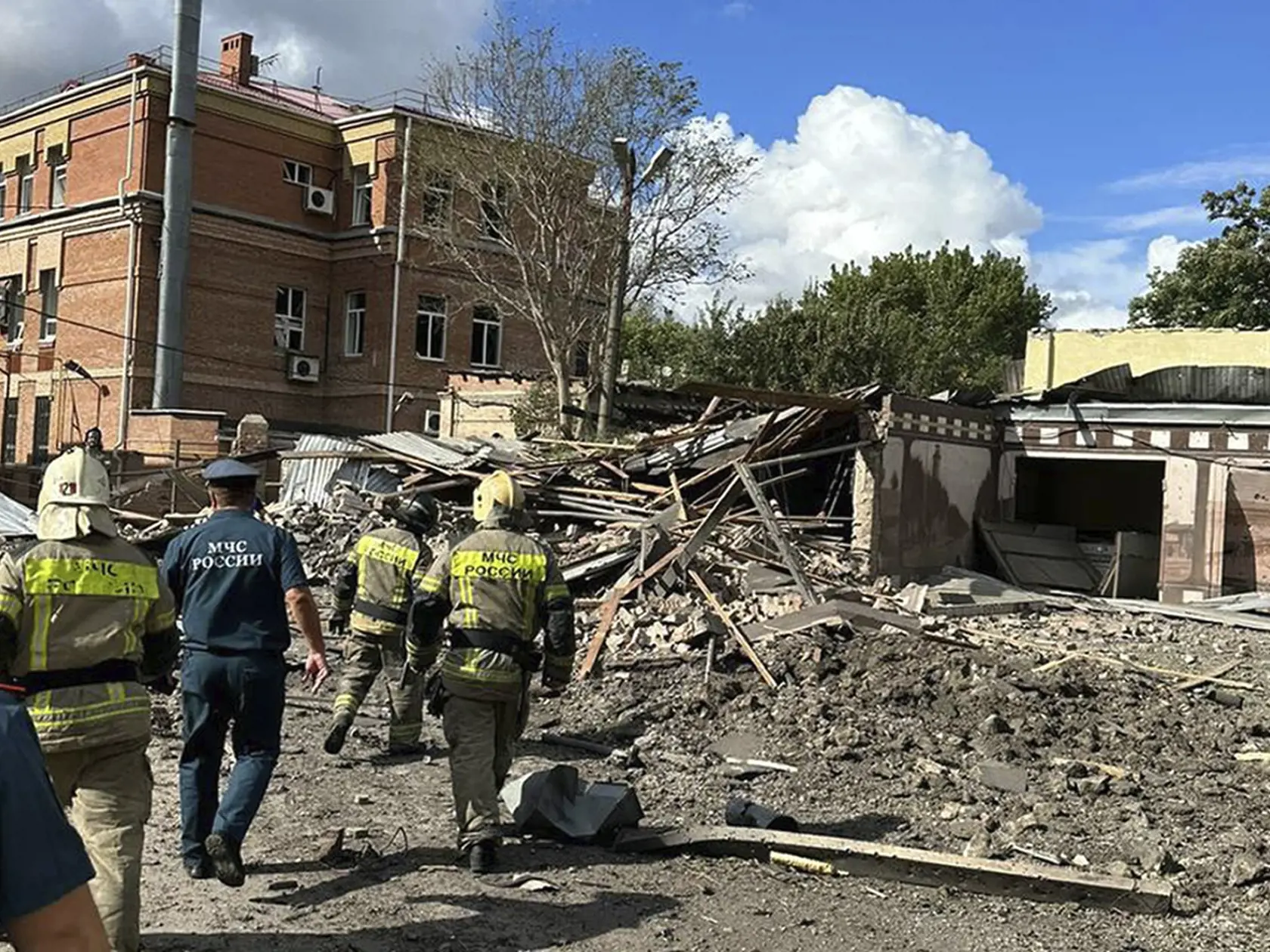 Na snímke miesto výbuchu v ruskom meste Taganrog 28. júla 2023.