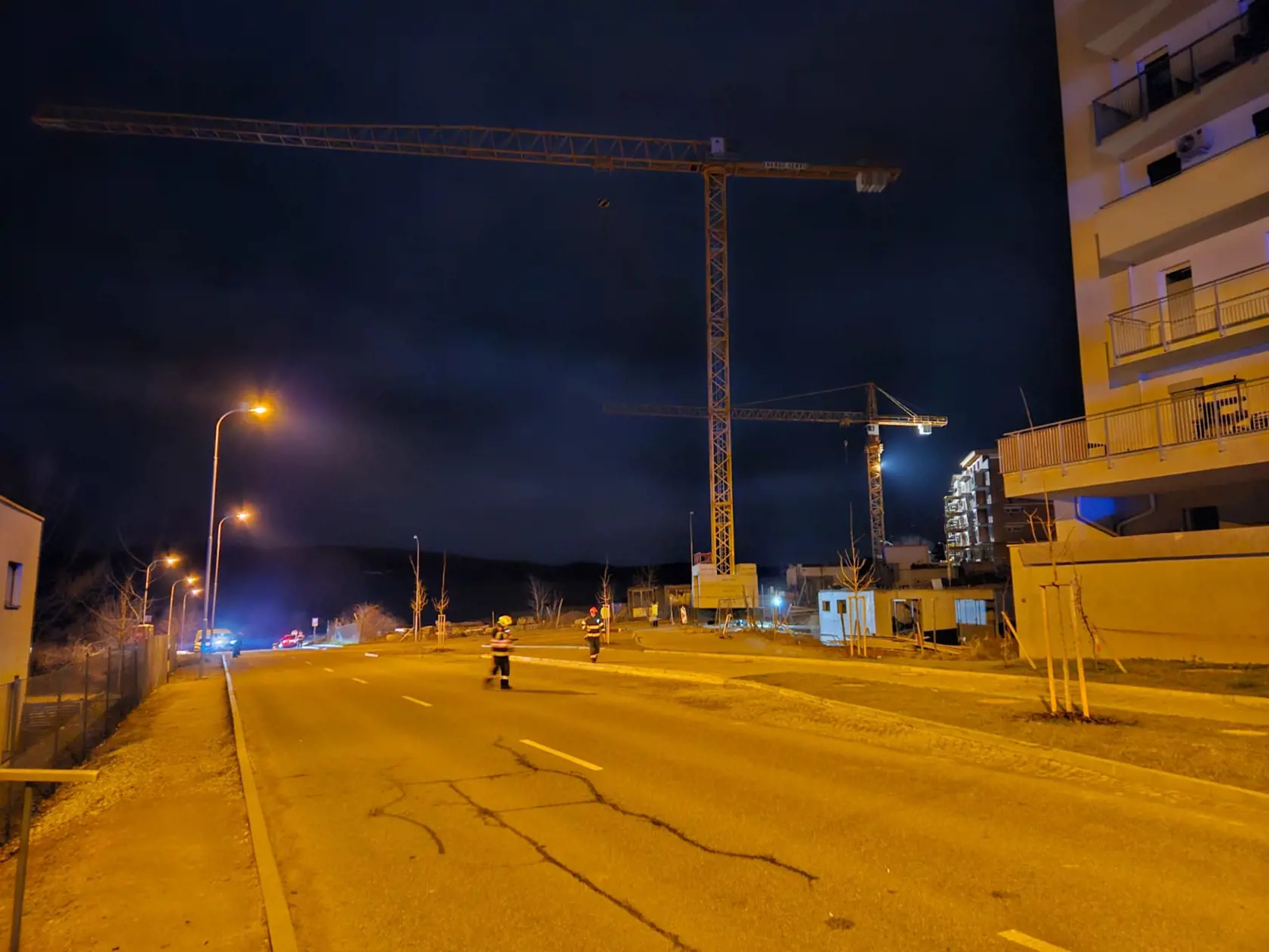 Zásah hasičov pri nakláňajúcom sa žeriave v Brne 15. marca 2025.