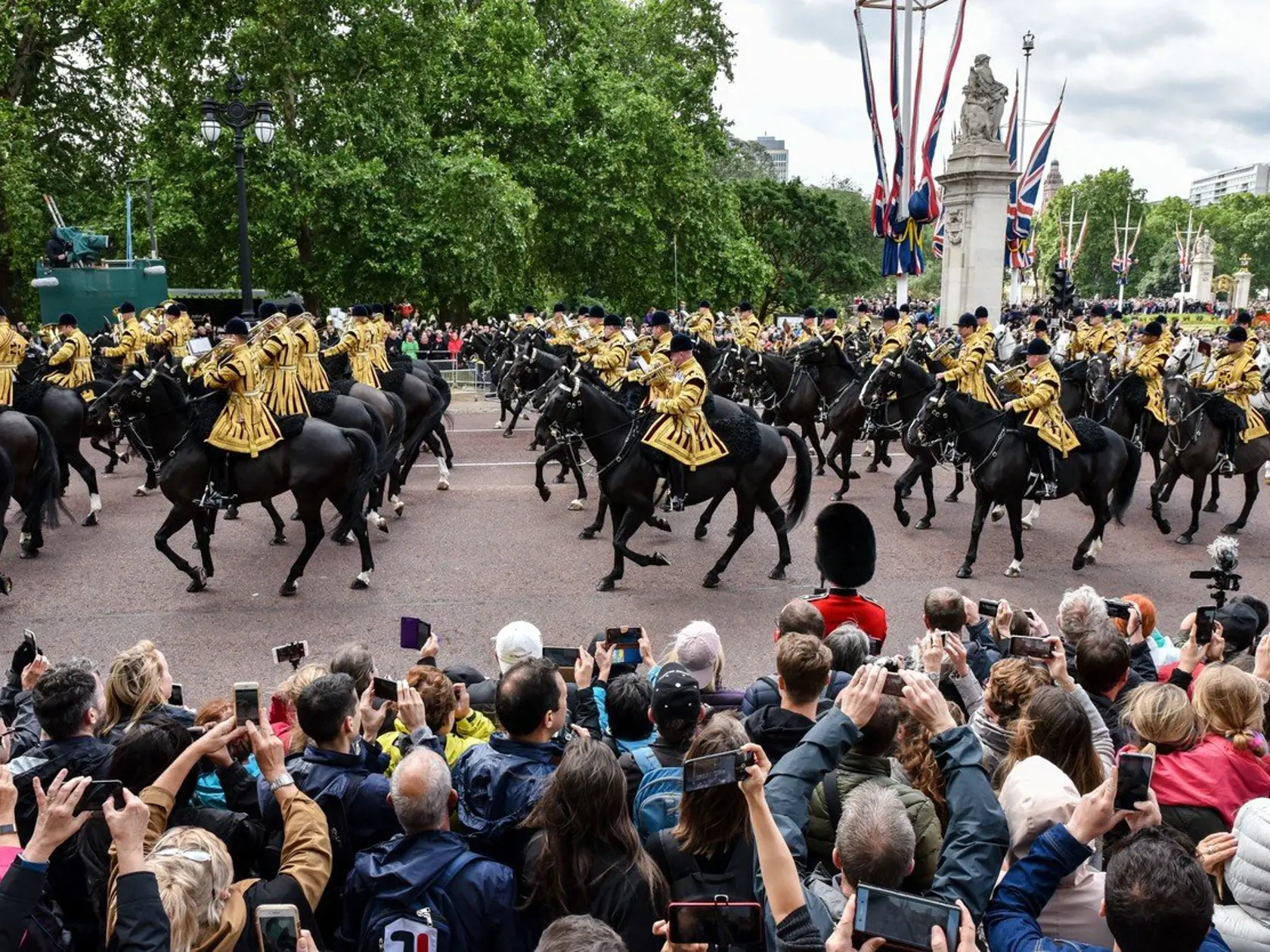 Snímky z oficiálnej oslavy narodenín britskej kráľovnej Alžbety.