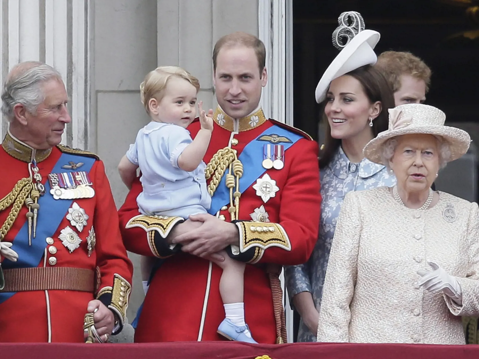 Na archívnej snímke z 13. júna 2015 britský princ William drží svojho syna princa Georga, vpravo britská kráľovná Alžbeta II. , druhá vpravo Kate, vojvodkyňa z Cambridge a vľavo britský princ Charles sa pozerajú z balkóna počas vojenskej prehliadky.