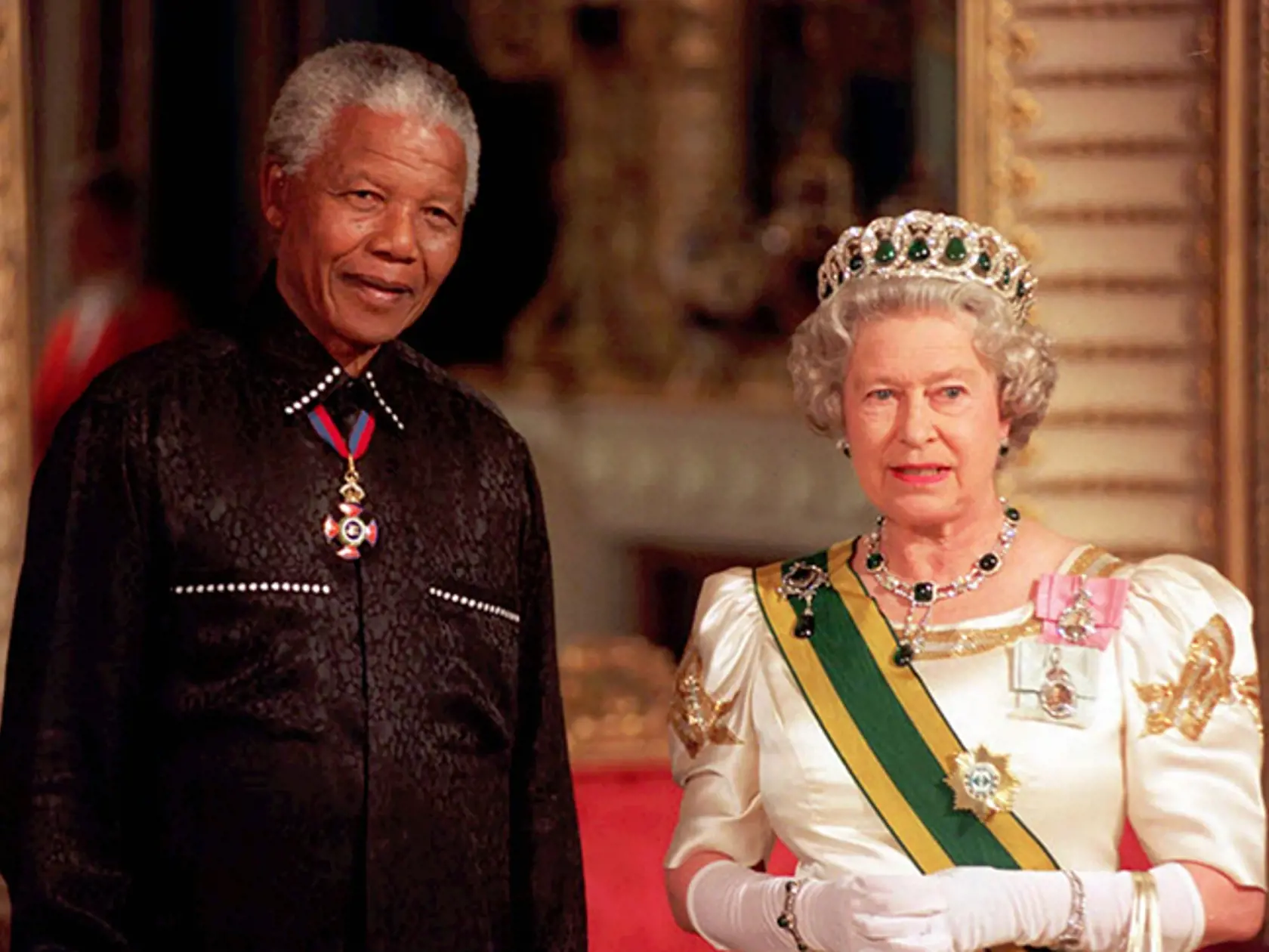 Na archvnej snímke z 9. júla 1996 juhoafrický prezident Nelson Mandela a britská kráľovná Alžbeta II. počas stretnutia v Londýne. i
