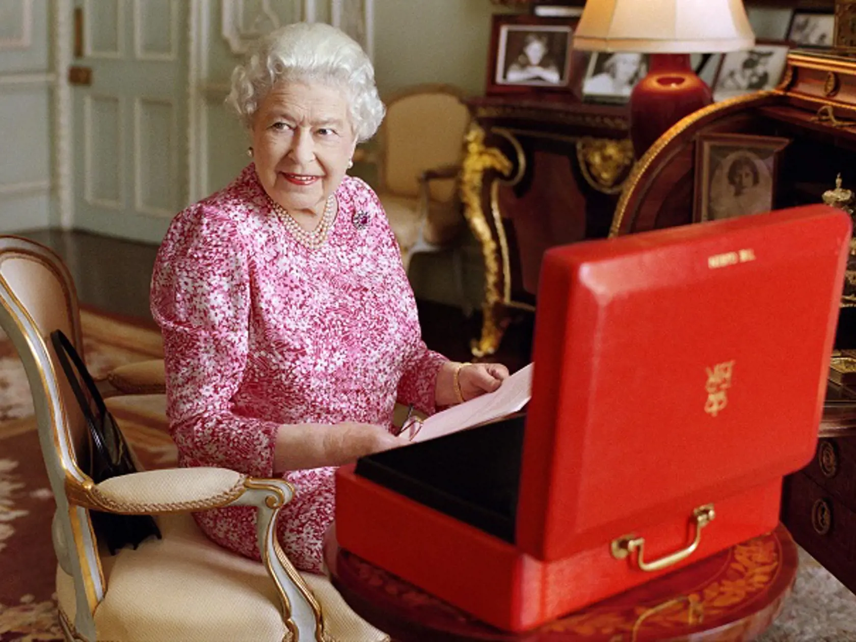 Na snímke z júla 2015, ktorú vydal Buckinghamský palác, je britská kráľovná Alžbeta II., ktorá sa stane najdlhšie vládnucou panovníčkou krajiny.