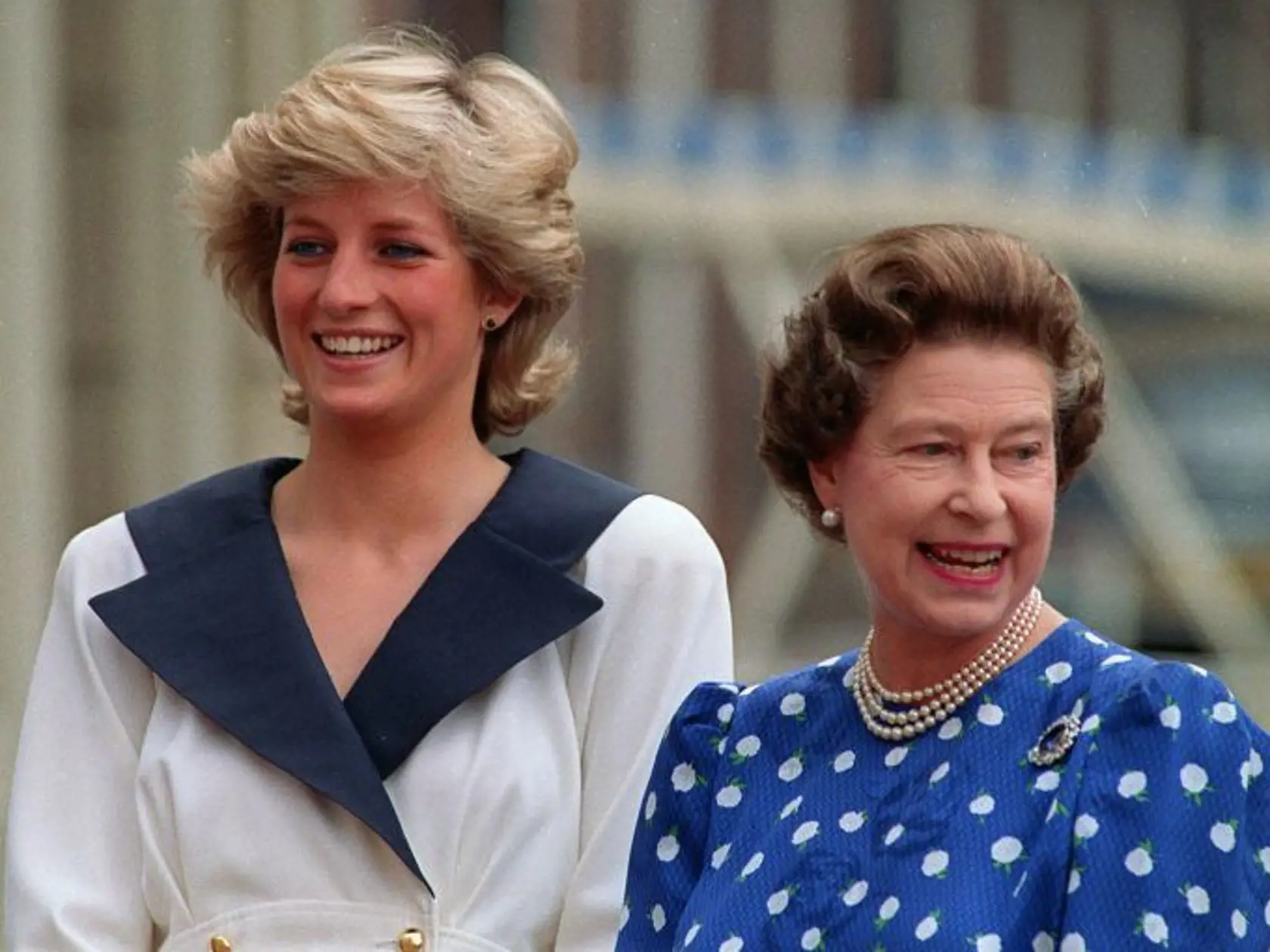 Na archívnej snímke z 4. augusta 1987 britská princezná Diana a britská kráľovná Alžbeta II. v Londýne.  Britská kráľovná Alžbeta II. oslávi 21. apríla 2016 okrúhle 90. narodeniny.