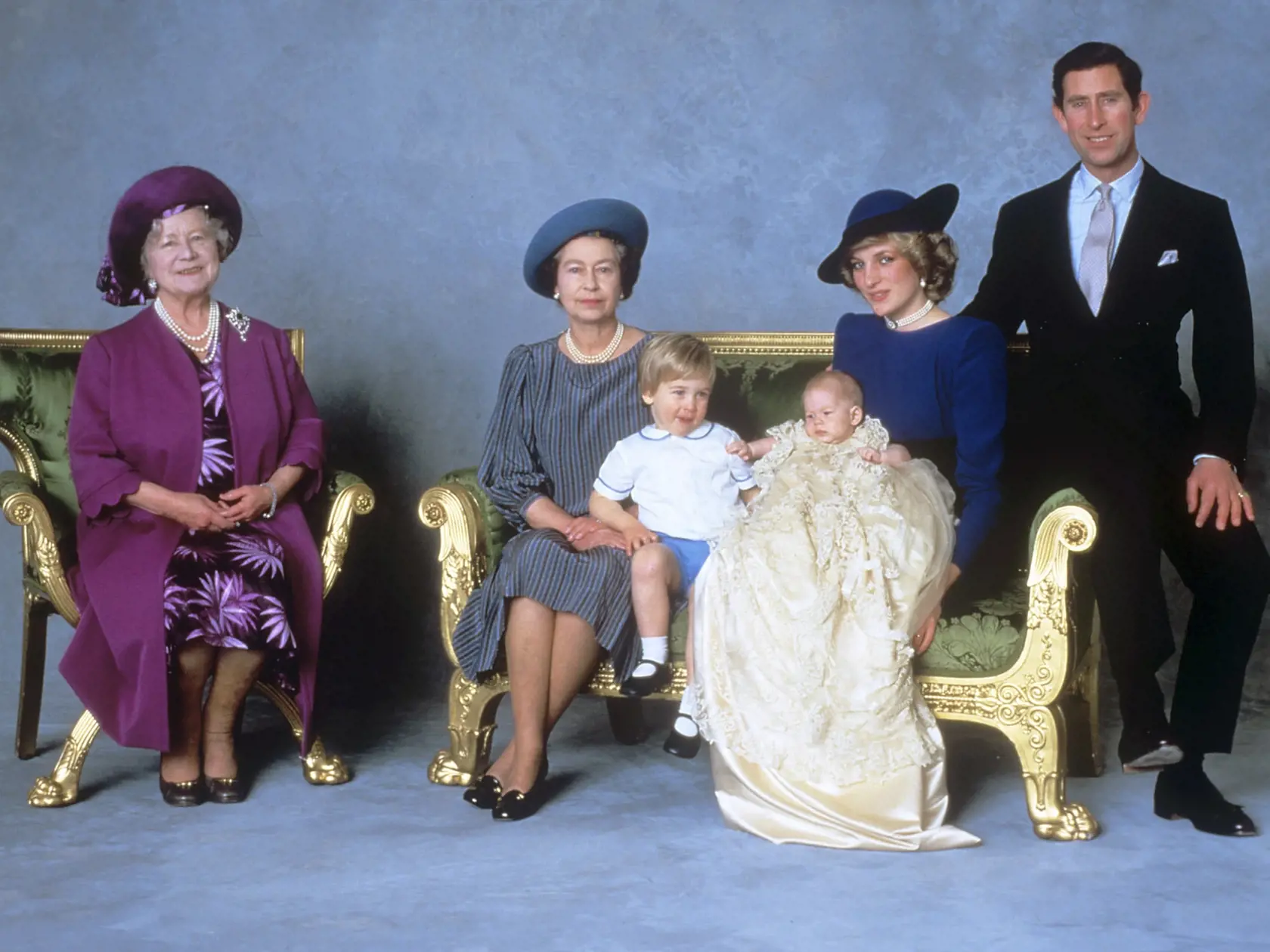 Na archívnej snímke z 21. decembra 1984 zľava kráľovná matka, britská kráľovná Alžbeta II., princ William, princ Harry, princezná Diana a princ Charles pózujú počas krstín princa Harryho v Londýne.