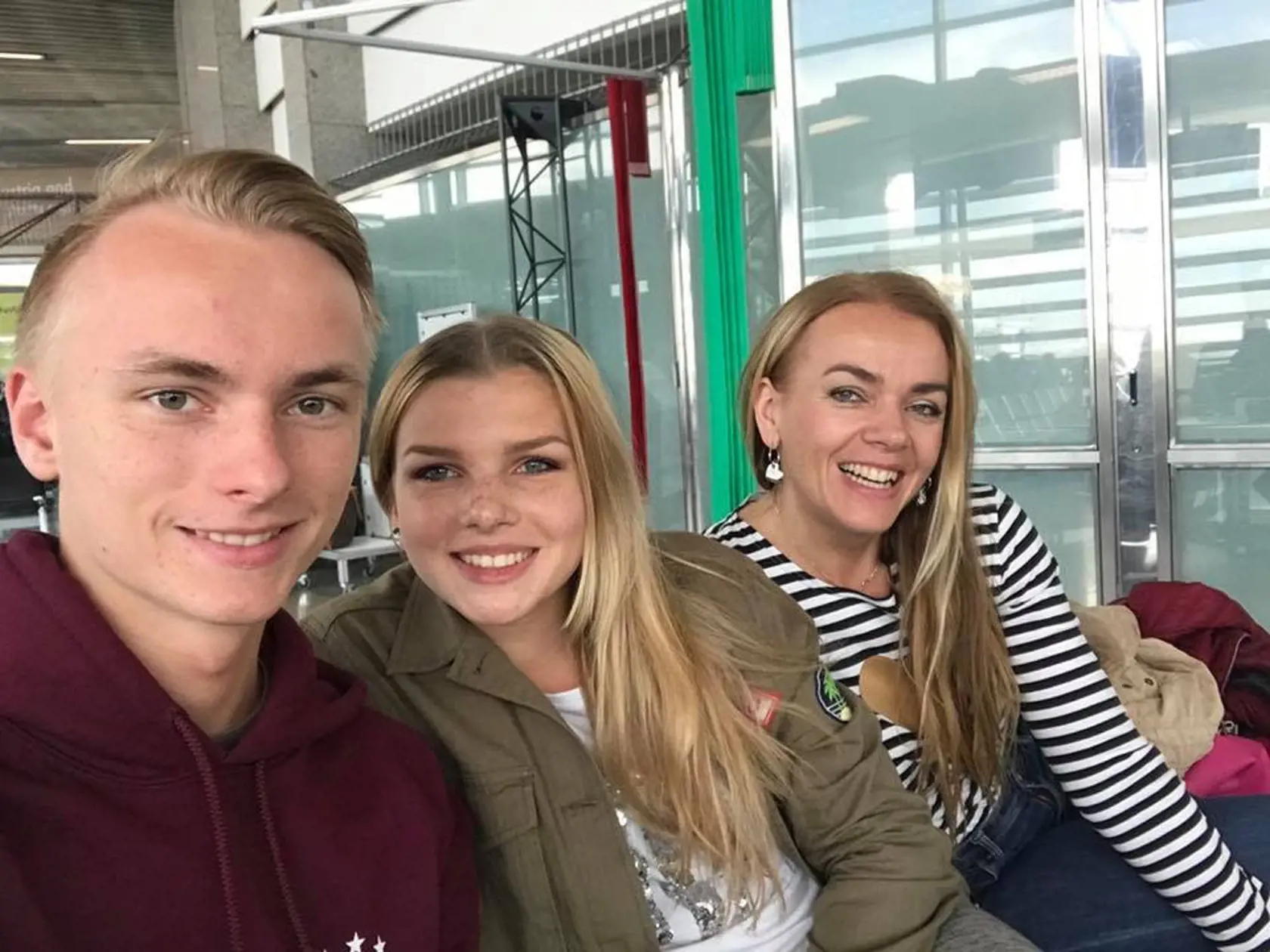Takýto vysmiati sedeli  Leo, Lóra a Petra na letisku a čakali na odlet do Singapuru. (archívne foto)