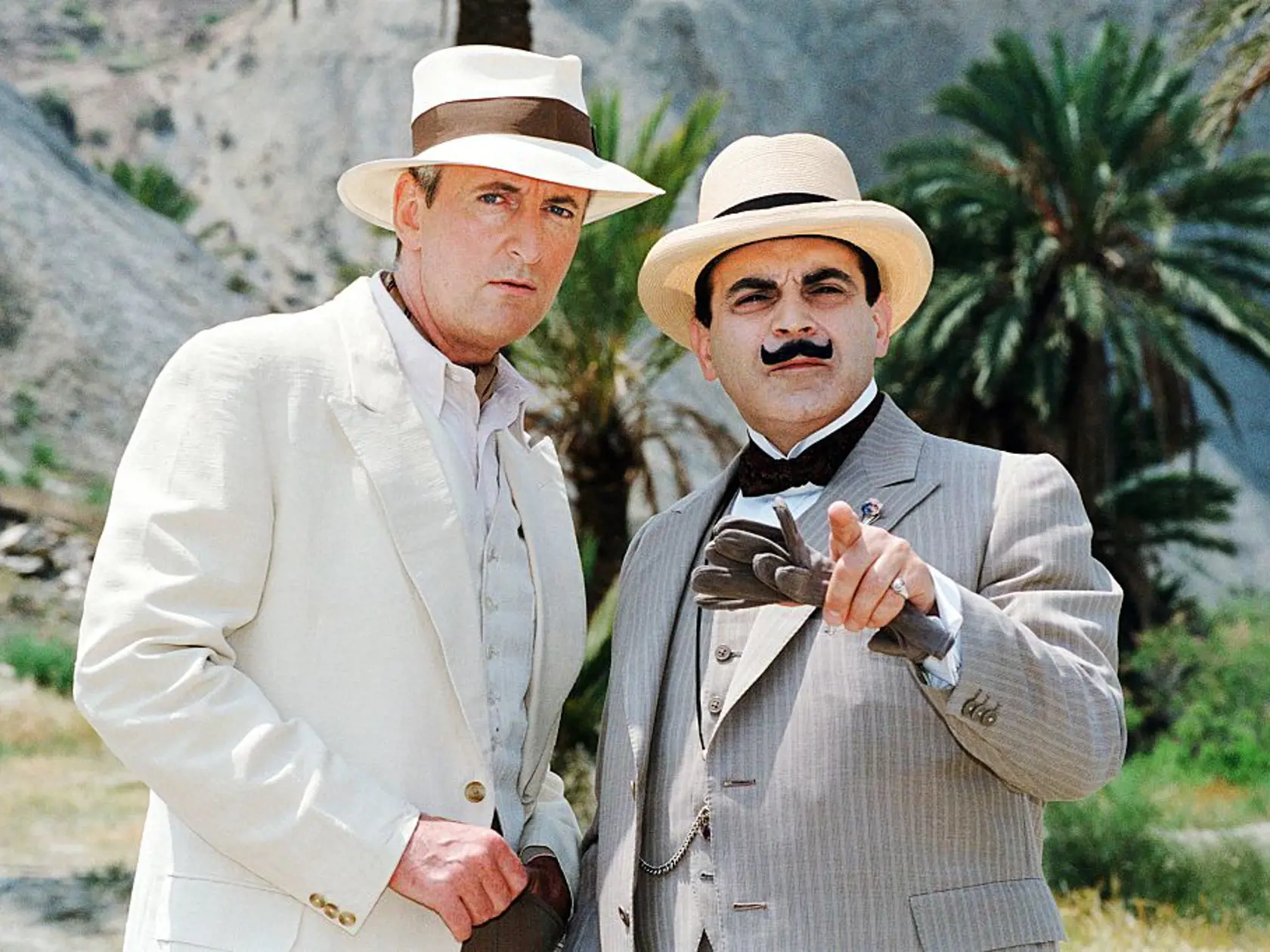 David Suchet ako slávny detektív Hercules Poirot (vpravo) s Hughom Fraserom,, ktorý hral kapitána Hastingsa