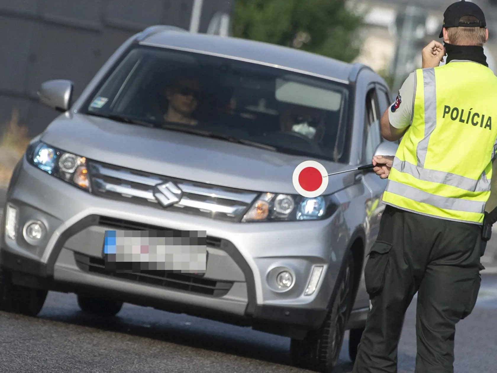 Na bývalých hraničných priechodoch Berg a Jarovce-Kittsee budú v najbližších dňoch prebiehať intenzívne policajné kontroly. Zamerané budú na karanténne povinnosti po vstupe na územie Slovenska. Na snímke policajti kontrolujú vodičov na hraničnom prechode Petržalka-Berg 24. júna 2021. FOTO TASR - Martin Baumann