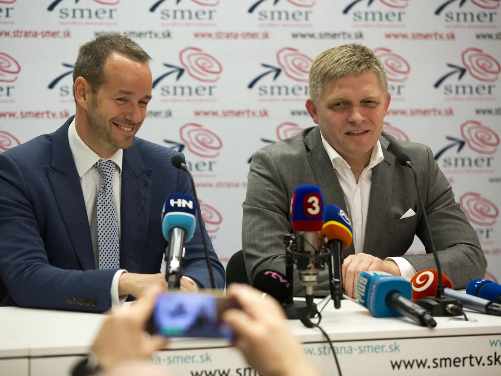 Centrála strany SMER-SD, rokuje o budúcom ministrovi vnútra
Na snímke Viktor Stromček a Róbert Fico na TK po rokovaní strany SMER-SDS