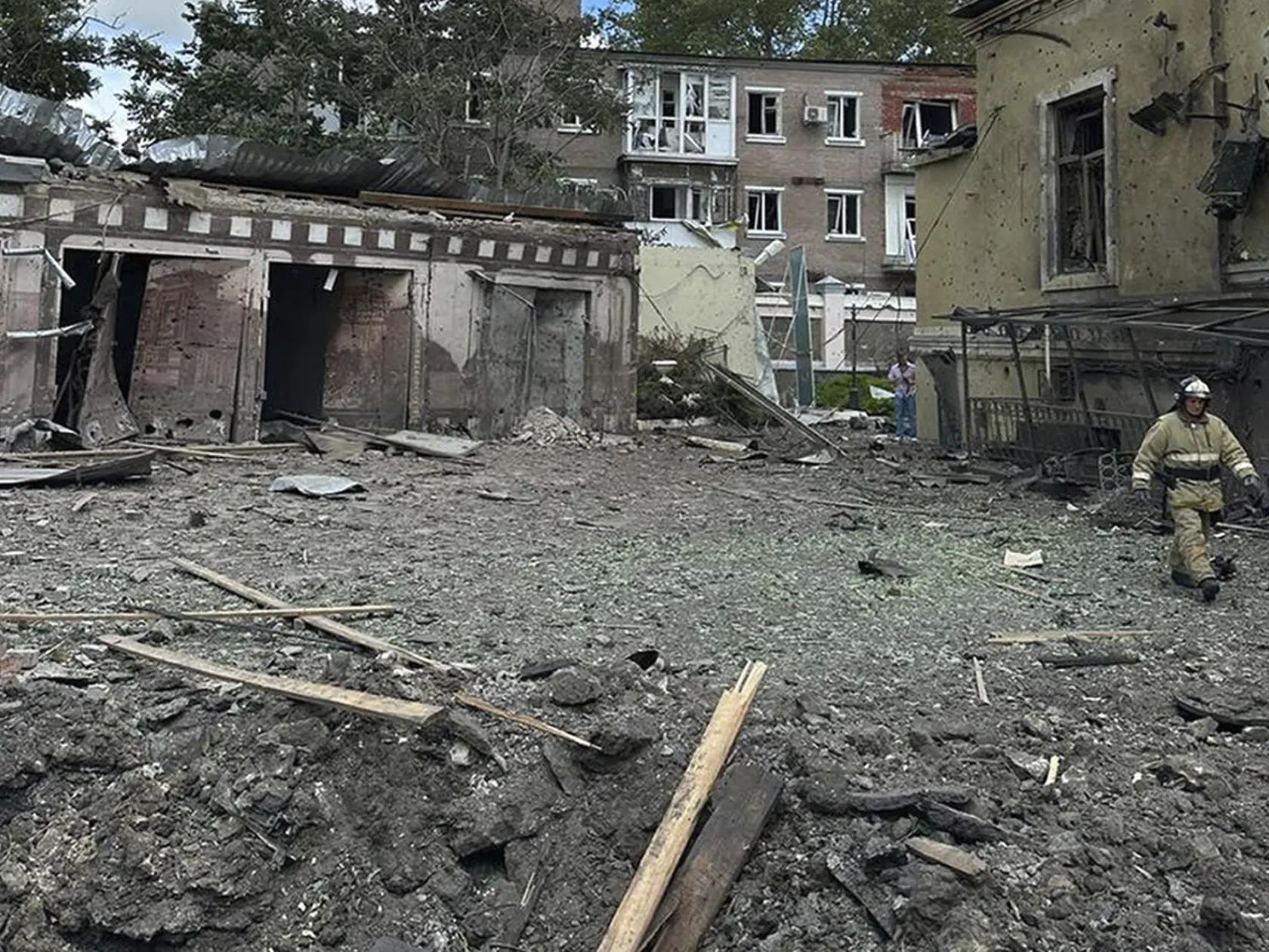 Na snímke miesto výbuchu v ruskom meste Taganrog 28. júla 2023.