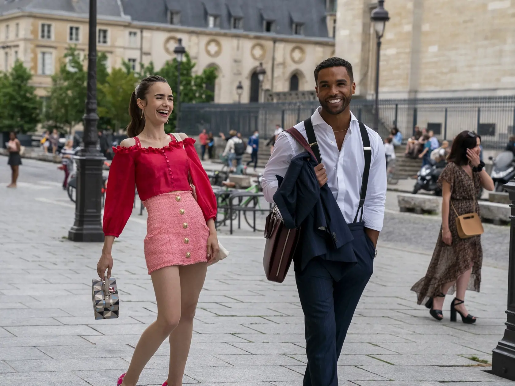 V seriáli lásku vyznával Lily Collins, dnes sa zdá, že robí šťastnou Shakiru.