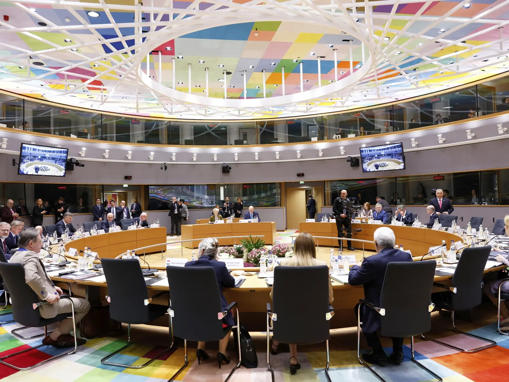 Lídri členských krajín Európskej únie (EÚ) sa účastnia na summite EÚ v Bruseli vo štvrtok 20. marca 2025. Slovensko zastupuje premiér Robert Fico (v pozadí uprostred šiesty sprava). 