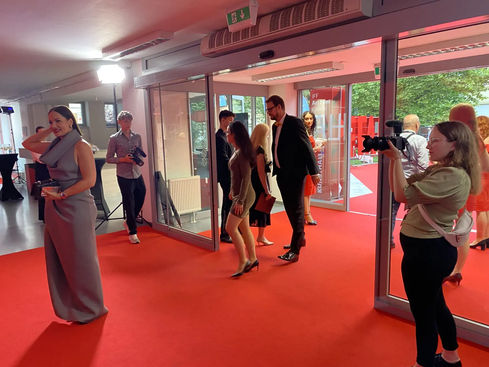 Príchod hostí na záverečný ceremoniál 30. ročníka medzinárodného festivalu Art Film Košice, na ktorom odovzdali ceny držiteľom honorárnych ocenení - Sergejovi Loznicovi, Antónii Liškovej a Marošovi Kramárovi a vyhlásili víťazov jednotlivých súťaží.