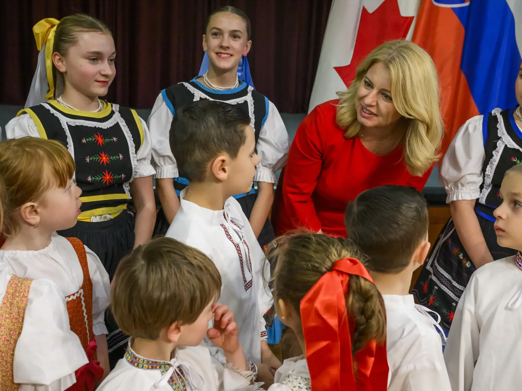 Prezidentka SR Zuzana Čaputová priletela na oficiálnu návštevu Kanady v pondelok 29. januára 2024. V Ottawe sa stretla s kanadským premiérom Justinom Trudeauom. Na snímke prezidentka SR Zuzana Čaputová (v červenom) počas stretnutia s krajanmi po svätej omši v kostole sv. Cyrila a Metoda v Mississauge na predmestí Toronta 31. januára 2024. FOTO TASR - Jaroslav Novák