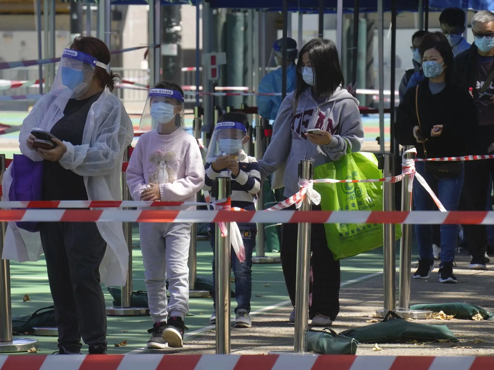KK2 Hongkong - Ľudia čakajú na testovanie na ochorenie Covid-19 v Hongkongu 9. marca 2022.  Svetová zdravotnícka organizácia (WHO) v stredu uviedla, že počty nových prípadov nákazy koronavírusom i úmrtí na celom svete v uplynulom týždni naďalej klesali. Nárast prípadov nákazy (o 46 percent) hlásilo iba západné Tichomorie. Hongkong, osobitná administratívna oblasť Číny, za uplynulý týždeň zaznamenáva približne 150 úmrtí denne, čo je podľa údajov Oxfordskej univerzity celosvetovo najvyššia úmrtnos